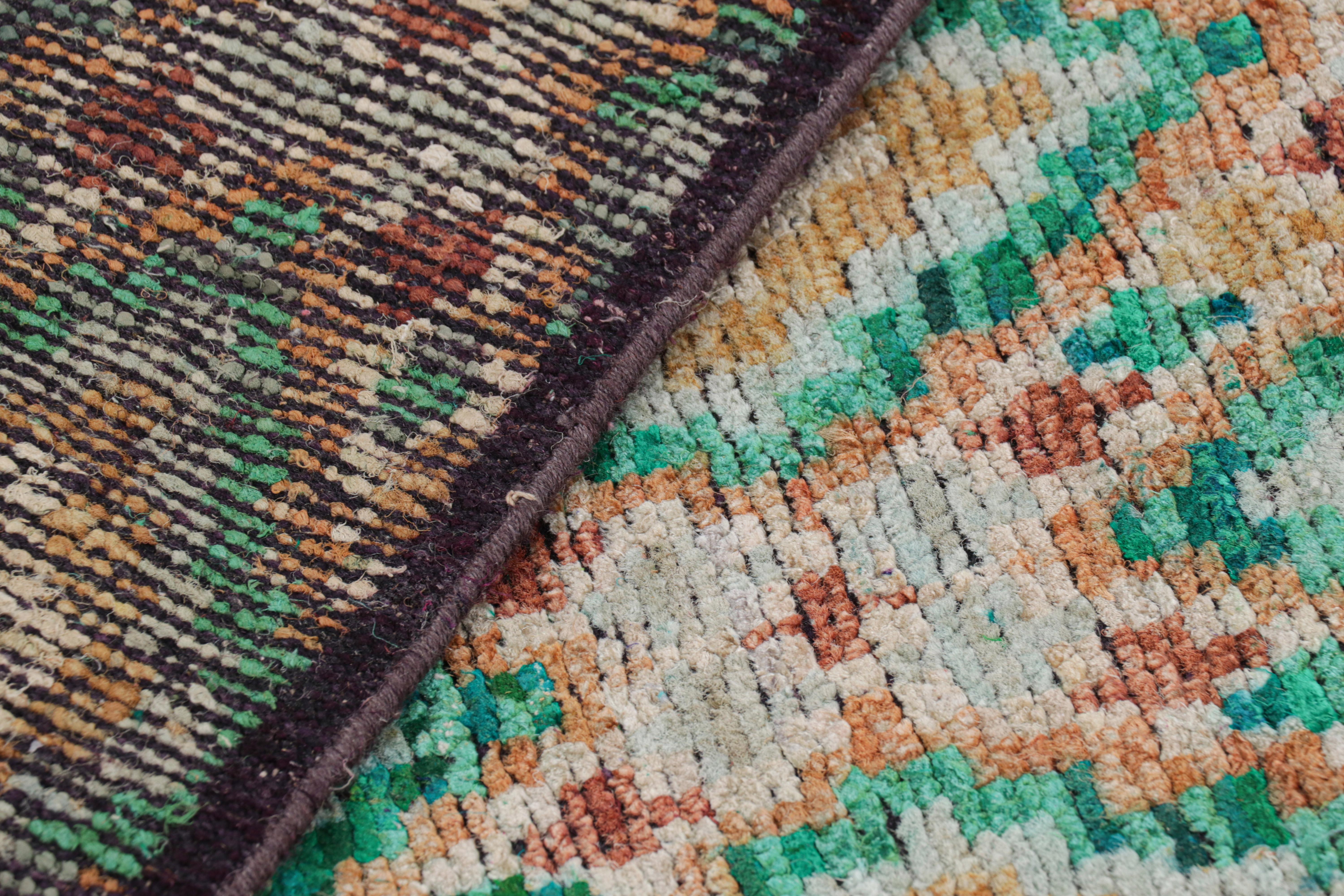 XXI secolo e contemporaneo Tappeto in stile marocchino Rug & Kilim in beige con motivi geometrici blu a rombi in vendita