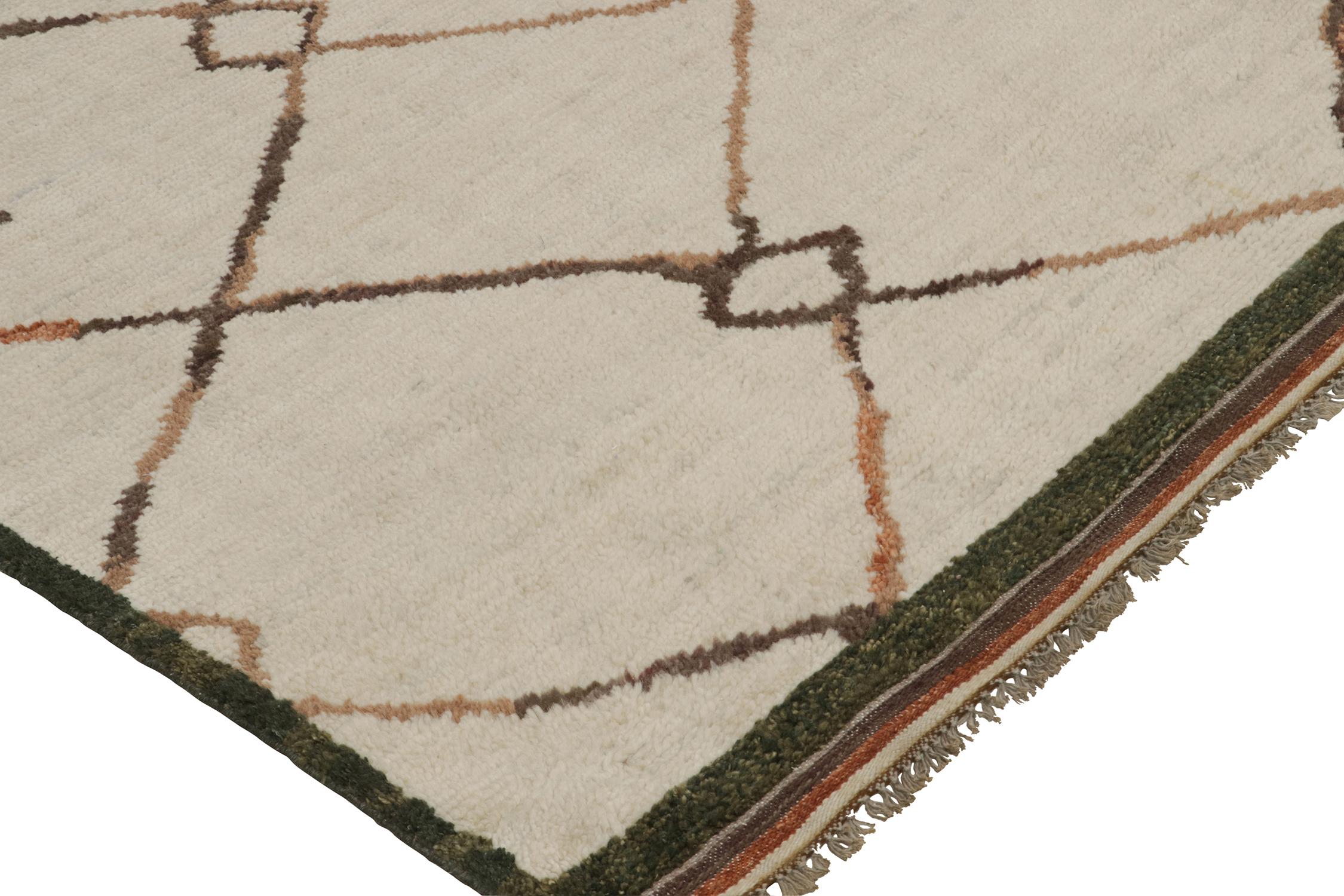 Noué à la main Rug & Kilim's Tapis de style marocain en beige avec motif en treillis Brown en vente