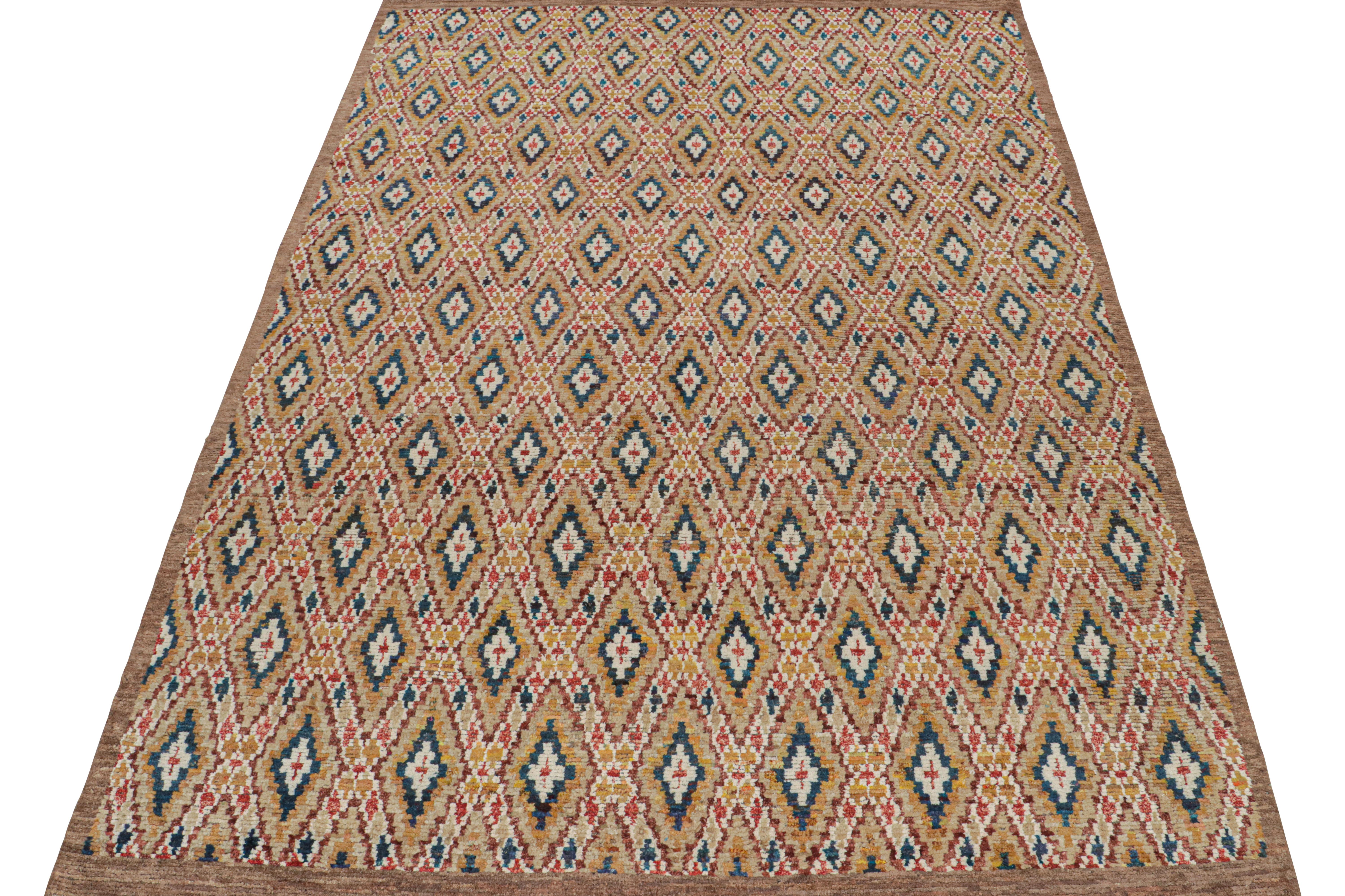 Questo tappeto 10x14 è una nuova aggiunta alla collezione di tappeti marocchini di Rug & Kilim. Annodato a mano in lana e seta, il suo design riprende la classica sensibilità tribale in una nuova qualità moderna.

Questo particolare disegno presenta