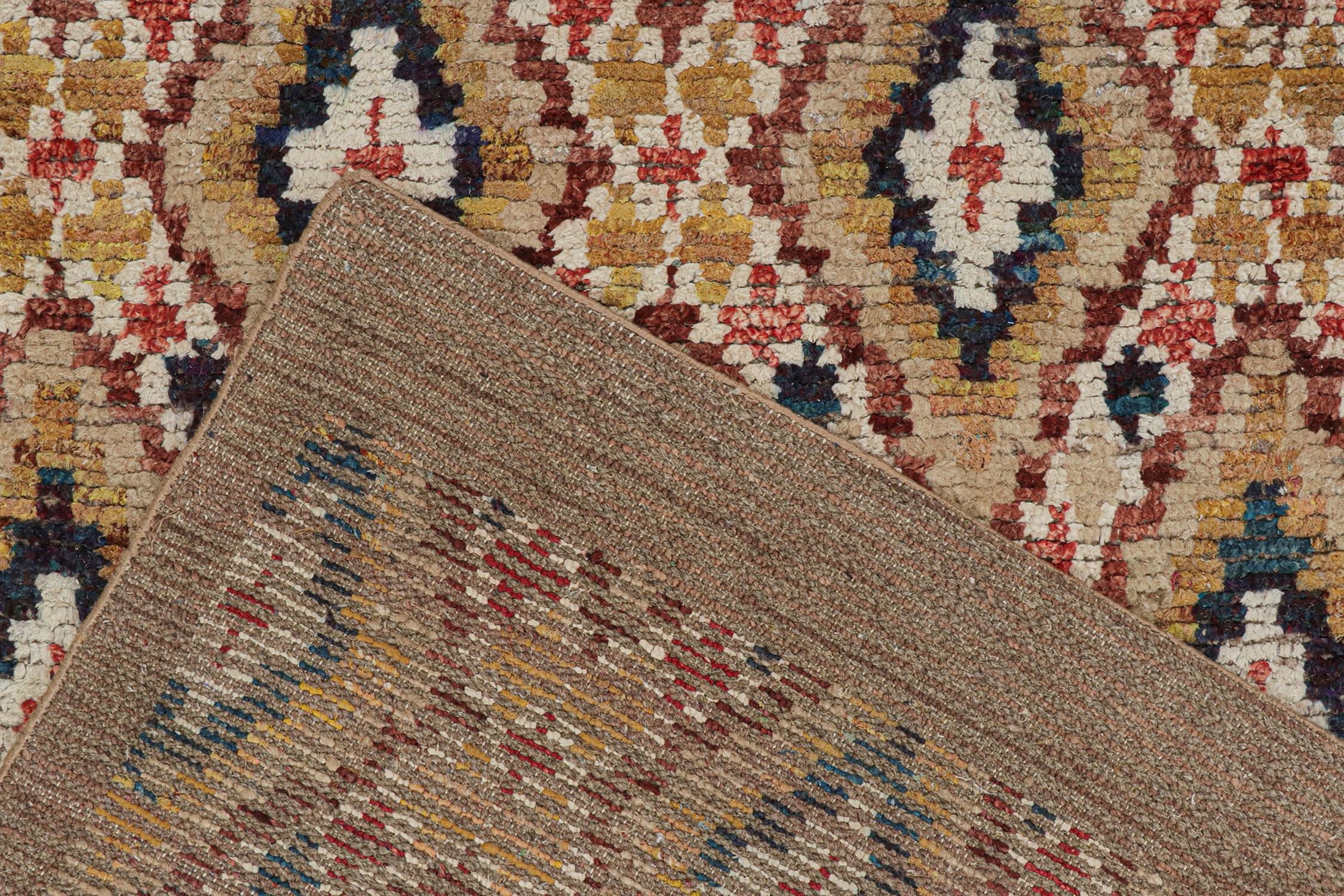 XXI secolo e contemporaneo Tappeto in stile marocchino Rug & Kilim in beige con motivi a diamante colorati in vendita