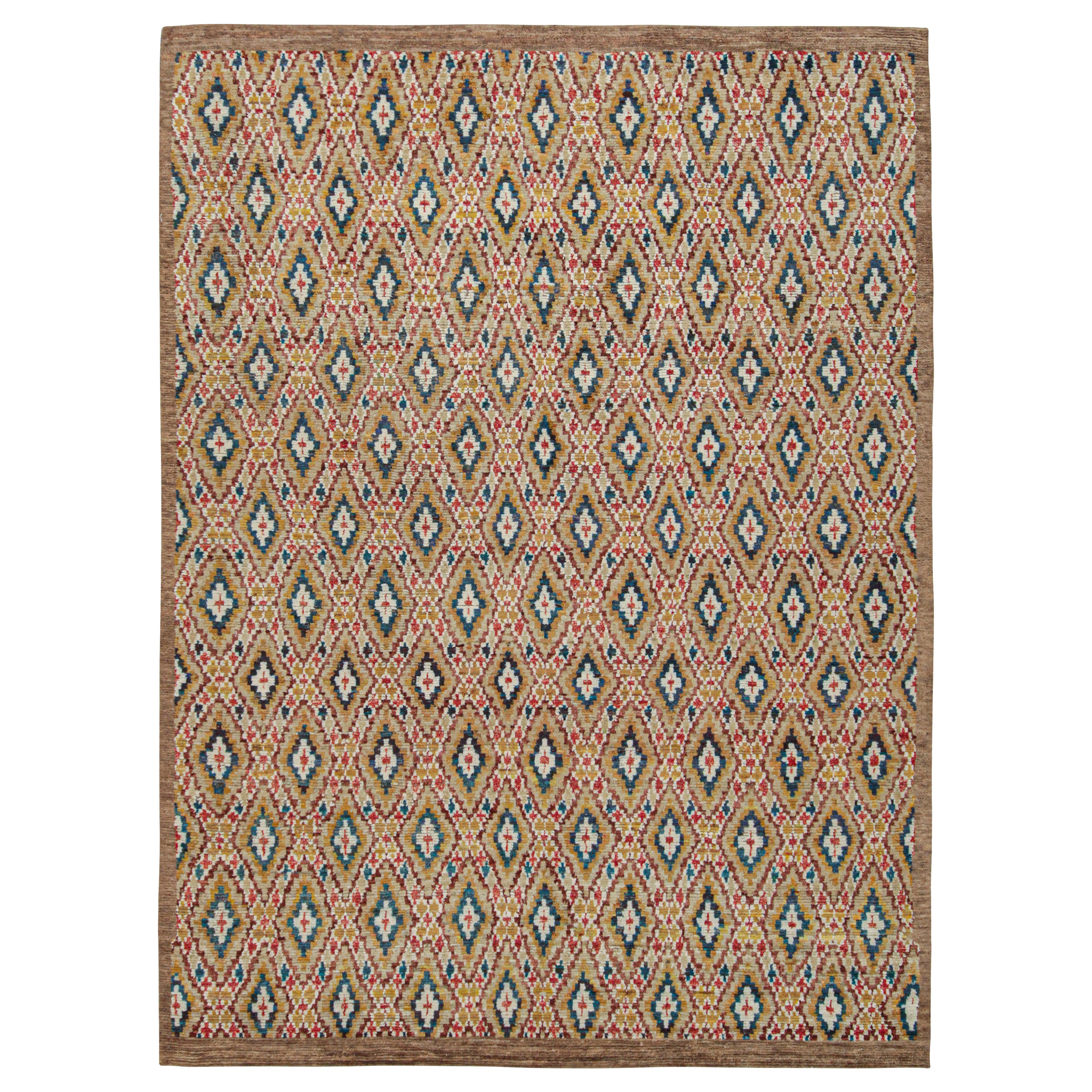 Tapis de style marocain beige à motifs de losanges colorés de Rug & Kilim