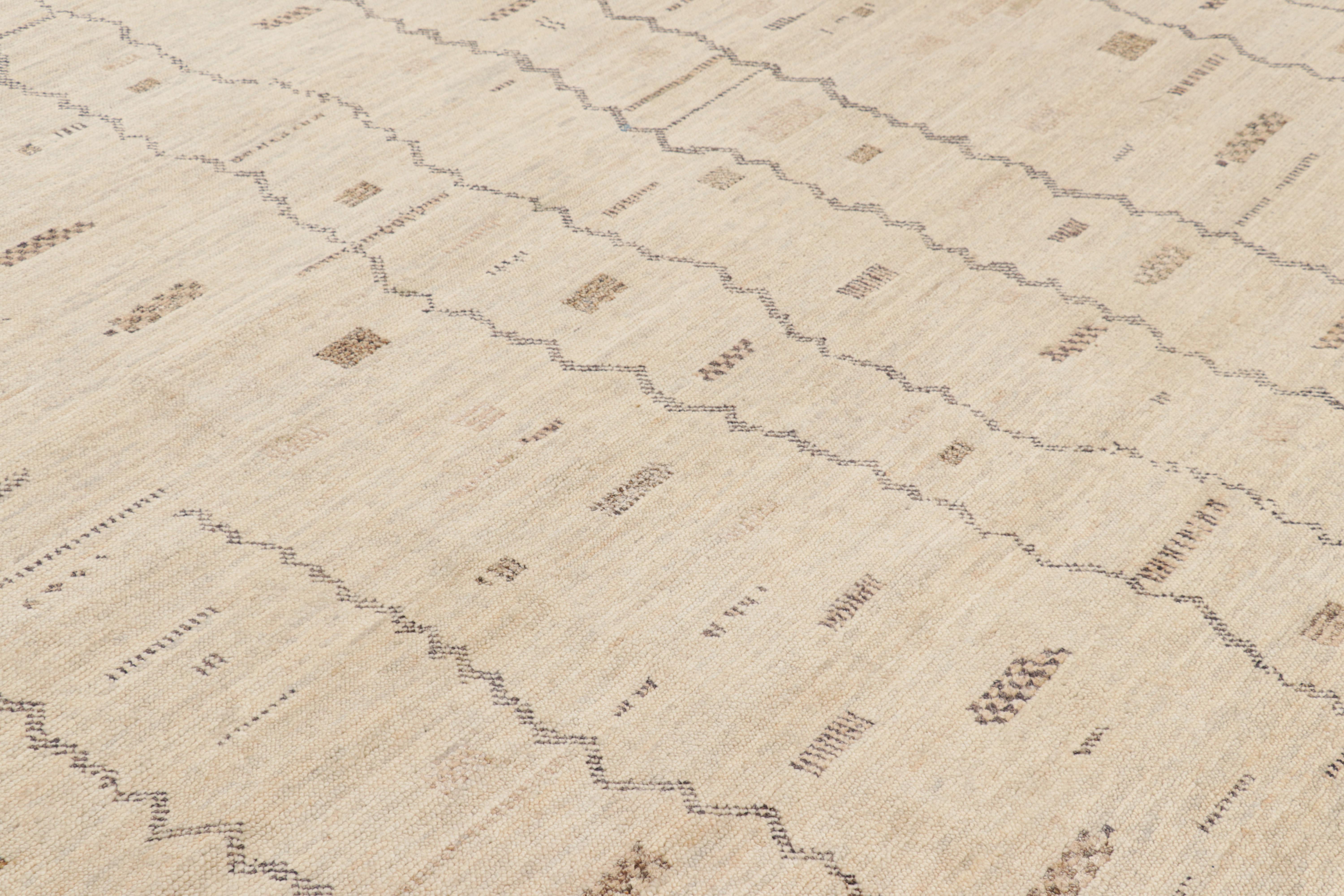 Dieser handgeknüpfte Wollteppich im modernen marokkanischen Stil im Format 8x10 weist eine gerippte Struktur und geometrische Muster auf, die von den primitiven Webtraditionen der Berber inspiriert sind. 

Über das Design: 

Kenner werden die
