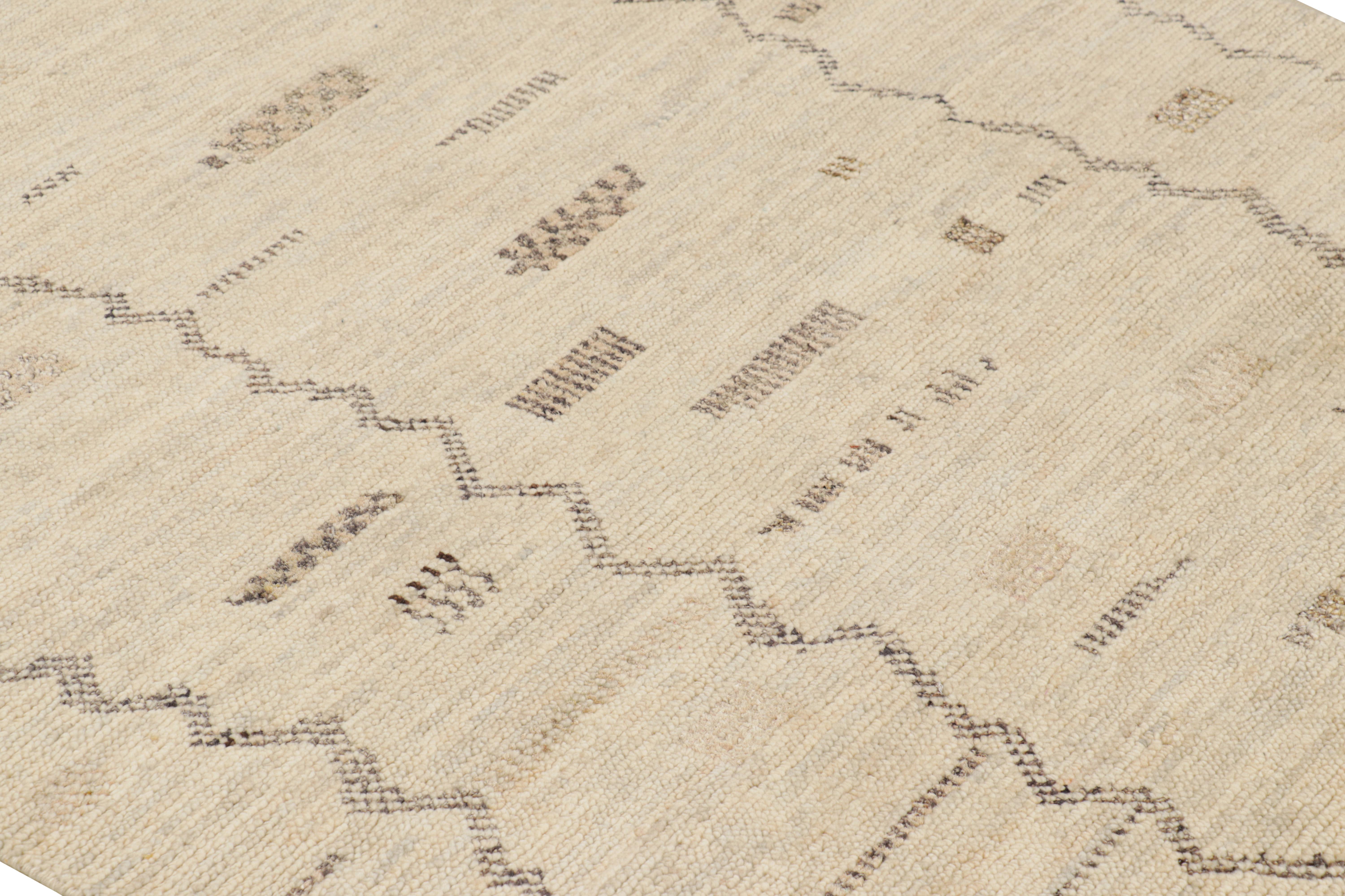 Dieser handgeknüpfte Wollteppich im modernen marokkanischen Stil (4x8) weist eine gerippte Struktur und geometrische Muster auf, die von den primitiven Webtraditionen der Berber inspiriert sind. 

Über das Design: 

Kenner werden die subtile