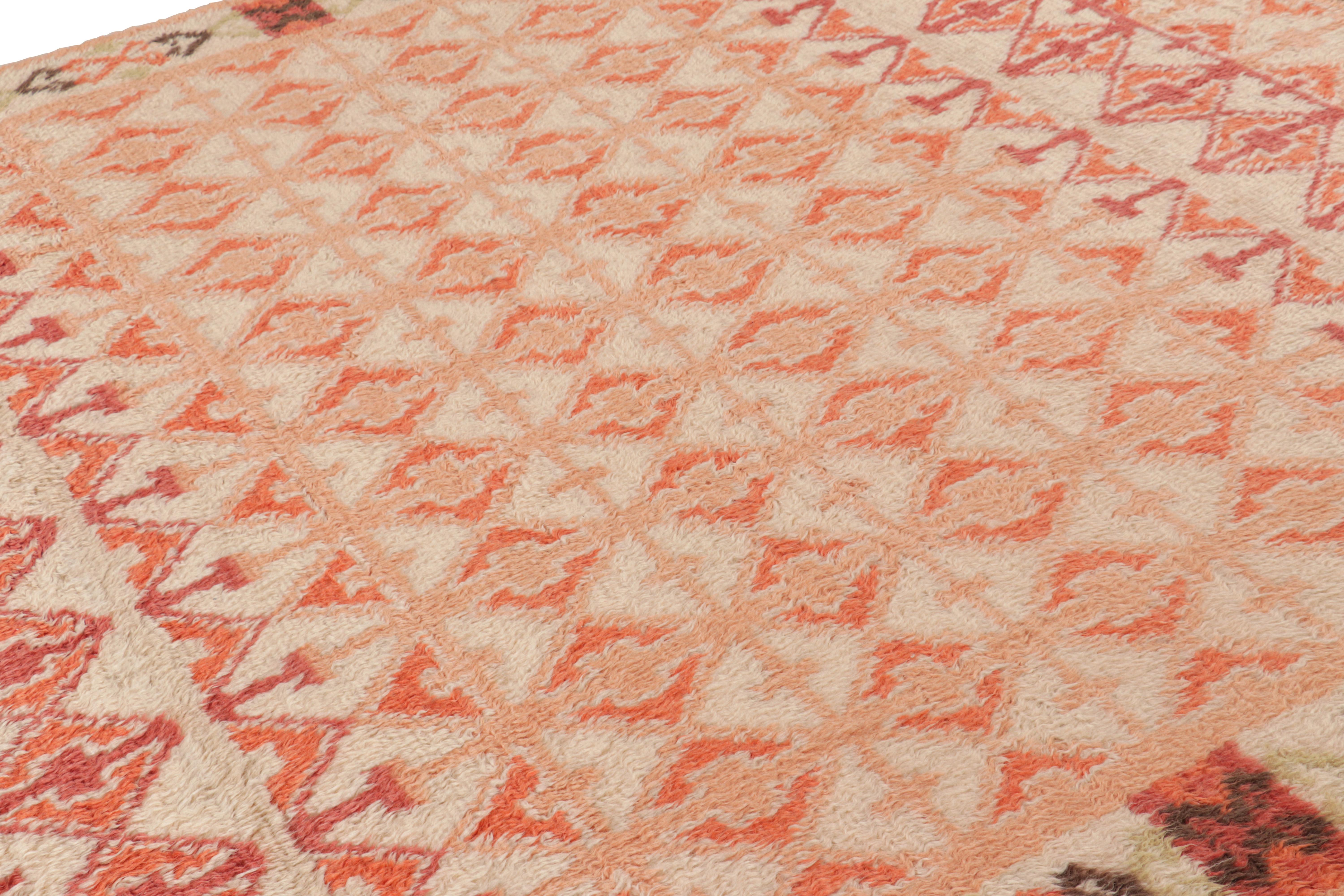 Dieser handgeknüpfte Wollteppich im modernen marokkanischen Stil (8x10) zeichnet sich durch eine üppige Florstruktur und geometrische Muster aus, die von den primitiven Webtraditionen der Berber inspiriert sind. 

Über das Design: 

Kenner werden