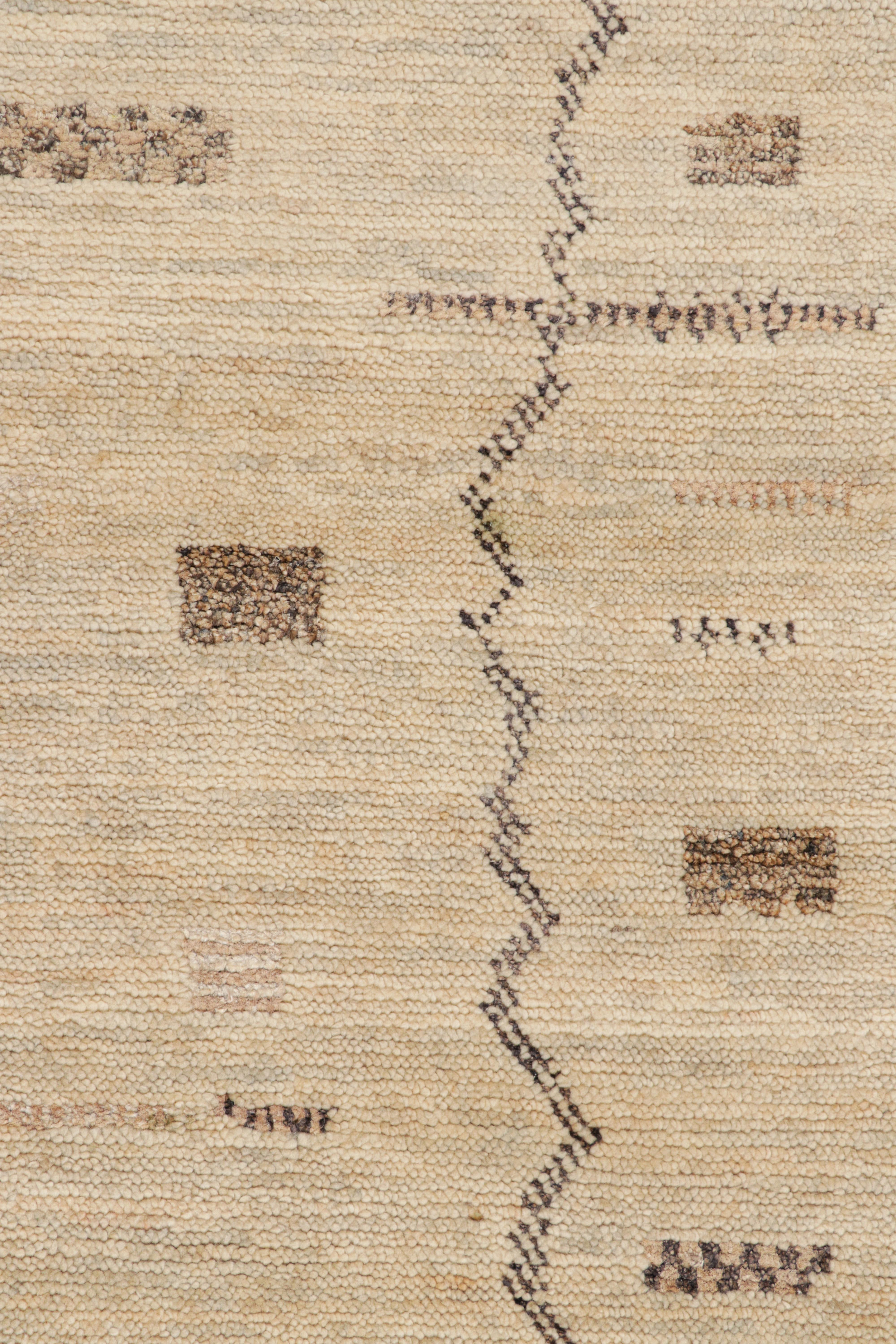 Rug & Kilim's Marokkanischer Teppich in Beige mit geometrischen Mustern (Stammeskunst) im Angebot