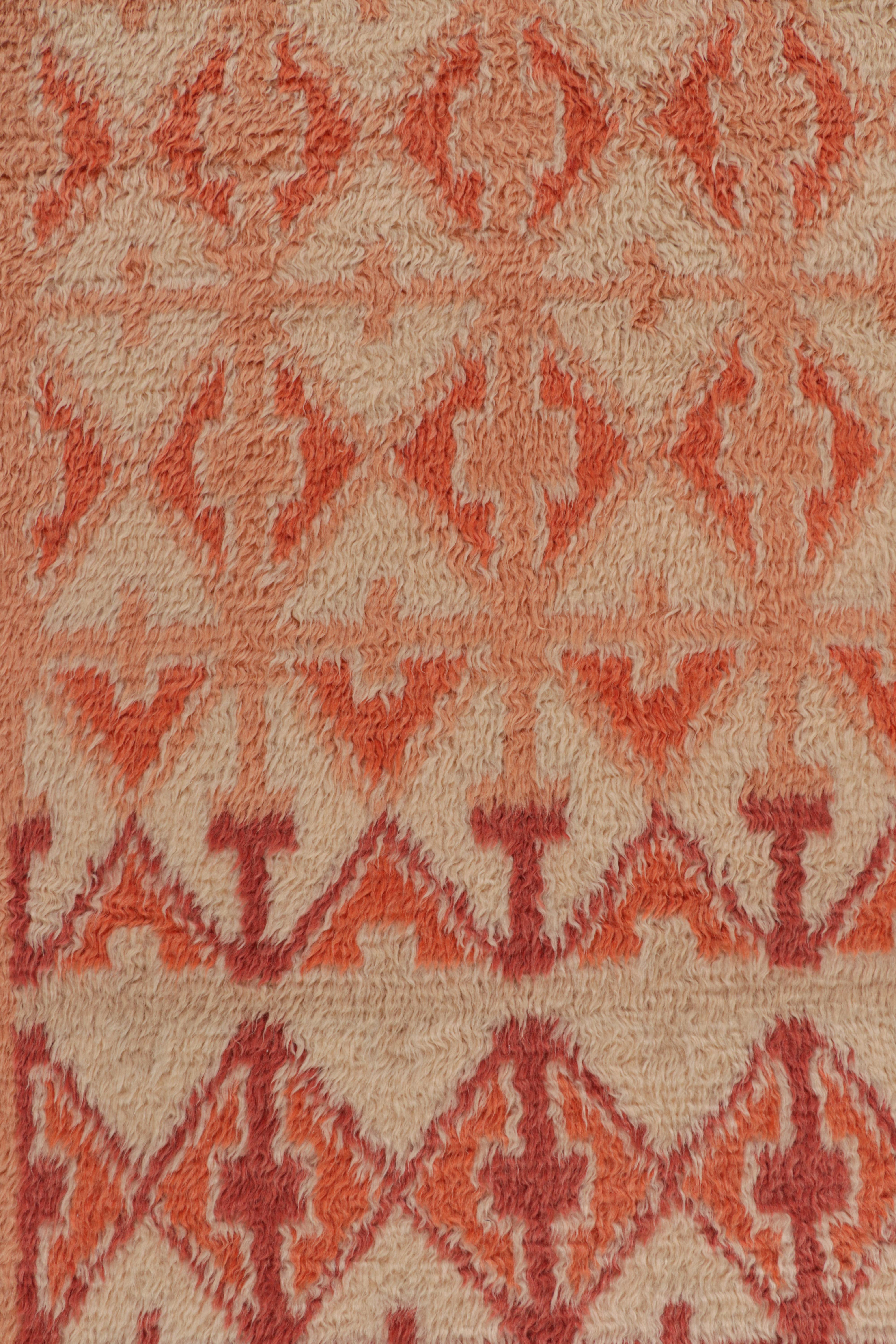 Rug & Kilim's Marokkanischer Teppich in Beige mit geometrischen Mustern (Indisch) im Angebot