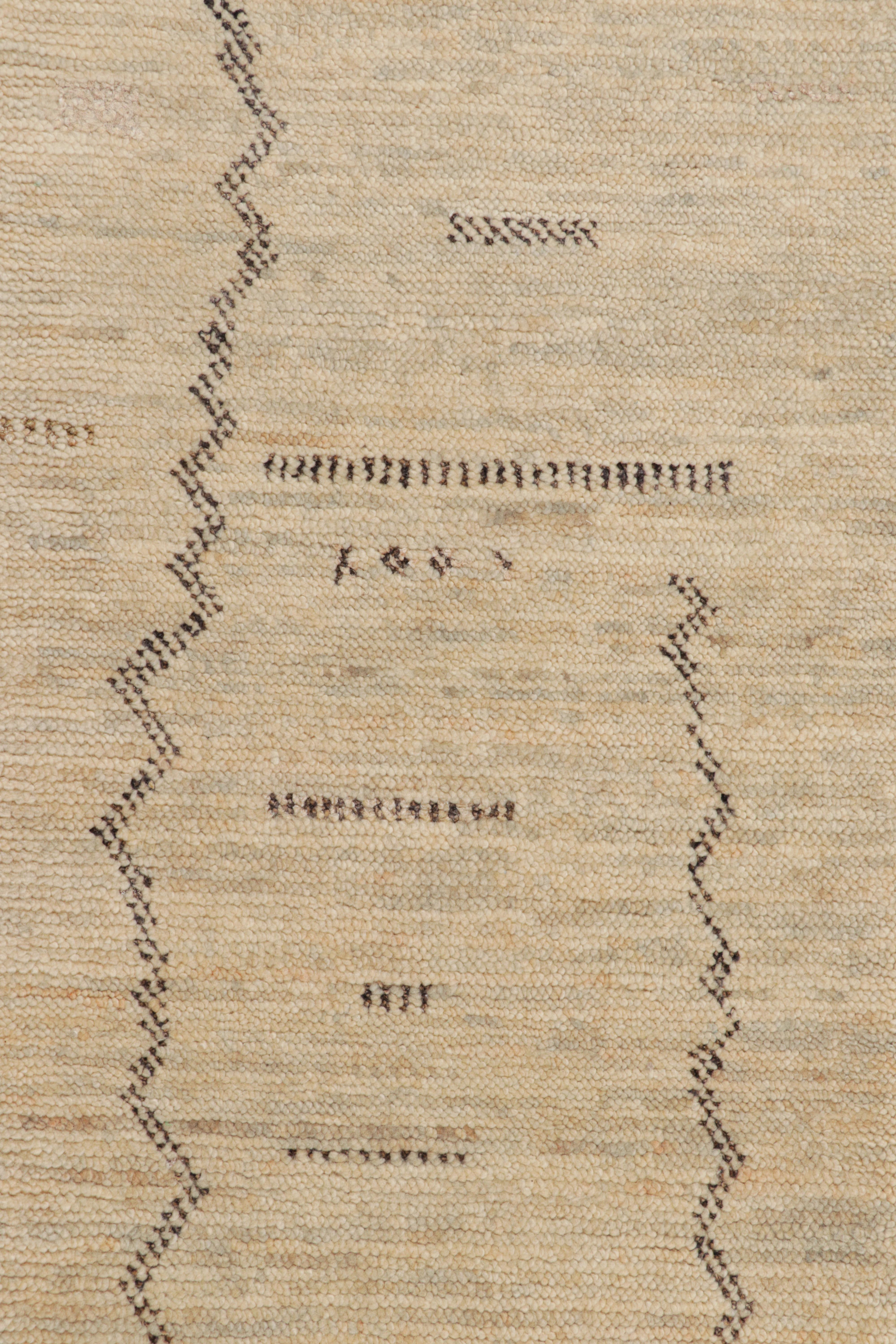 Rug & Kilim's Marokkanischer Teppich in Beige mit geometrischen Mustern (Moderne) im Angebot