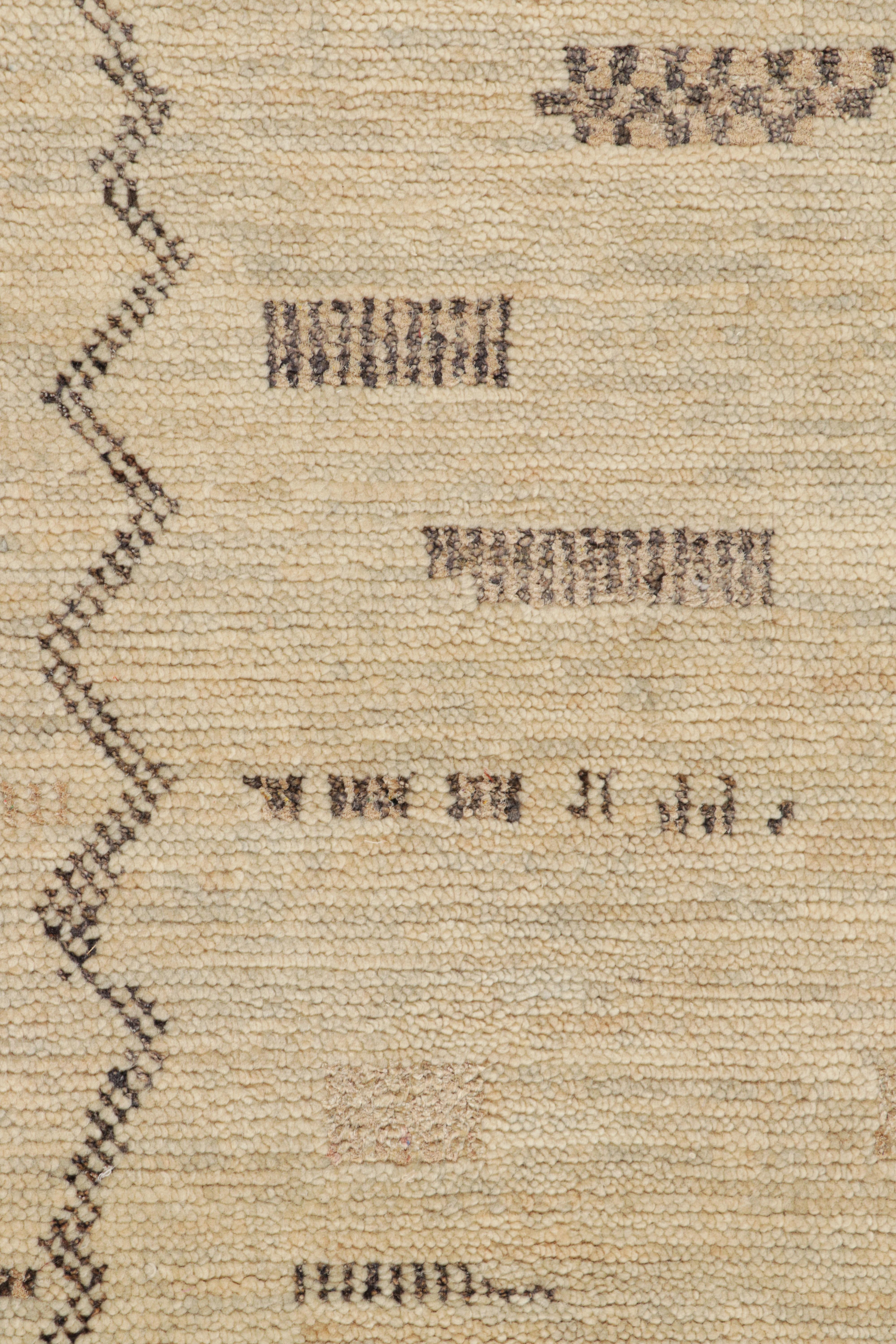 Tribal Tapis de style marocain beige à motifs géométriques de Rug & Kilim en vente