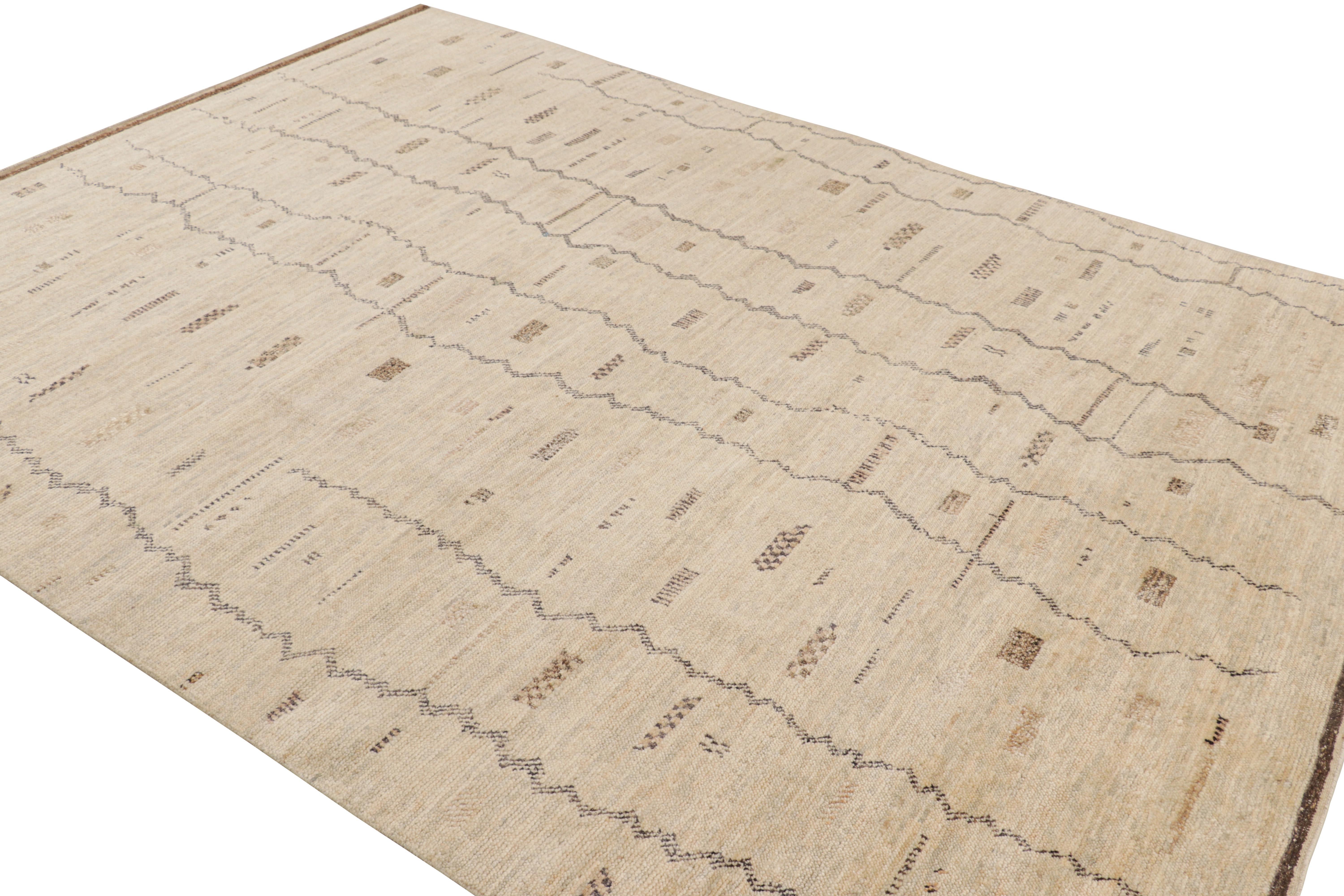 Rug & Kilim's Marokkanischer Teppich in Beige mit geometrischen Mustern (Indisch) im Angebot