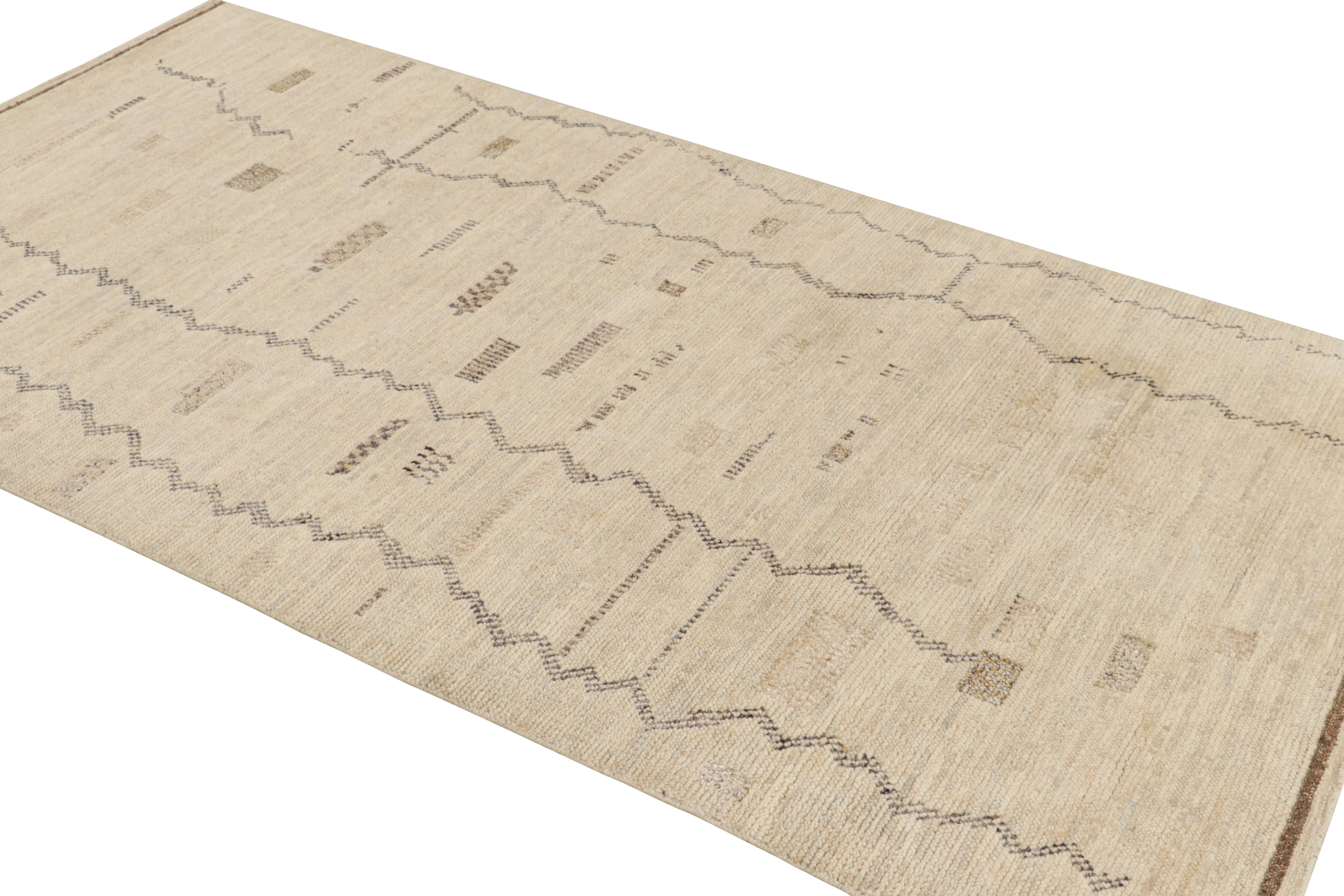 Rug & Kilim's Marokkanischer Teppich in Beige mit geometrischen Mustern (Indisch) im Angebot