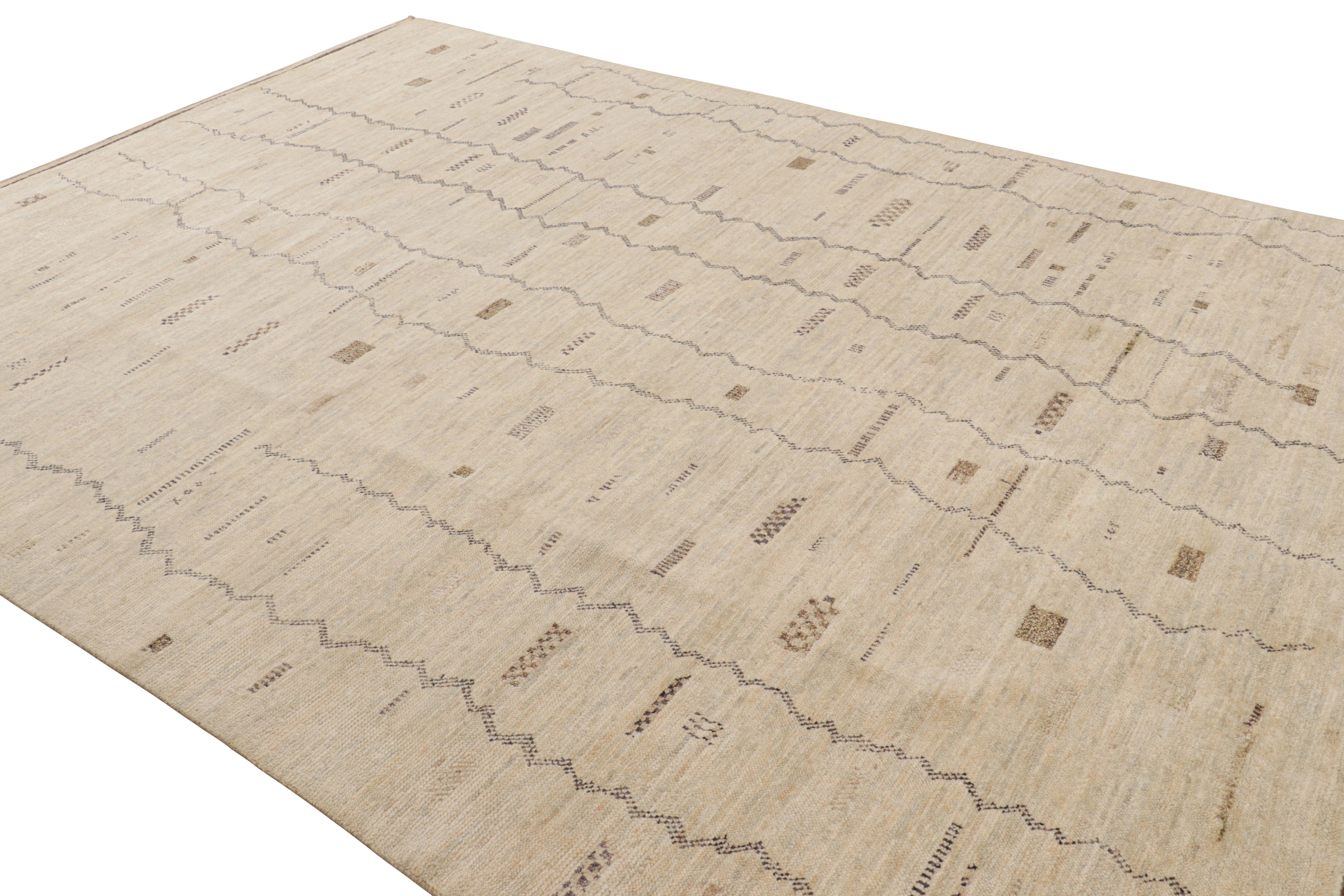 Rug & Kilim's Marokkanischer Teppich in Beige mit geometrischen Mustern (Indisch) im Angebot