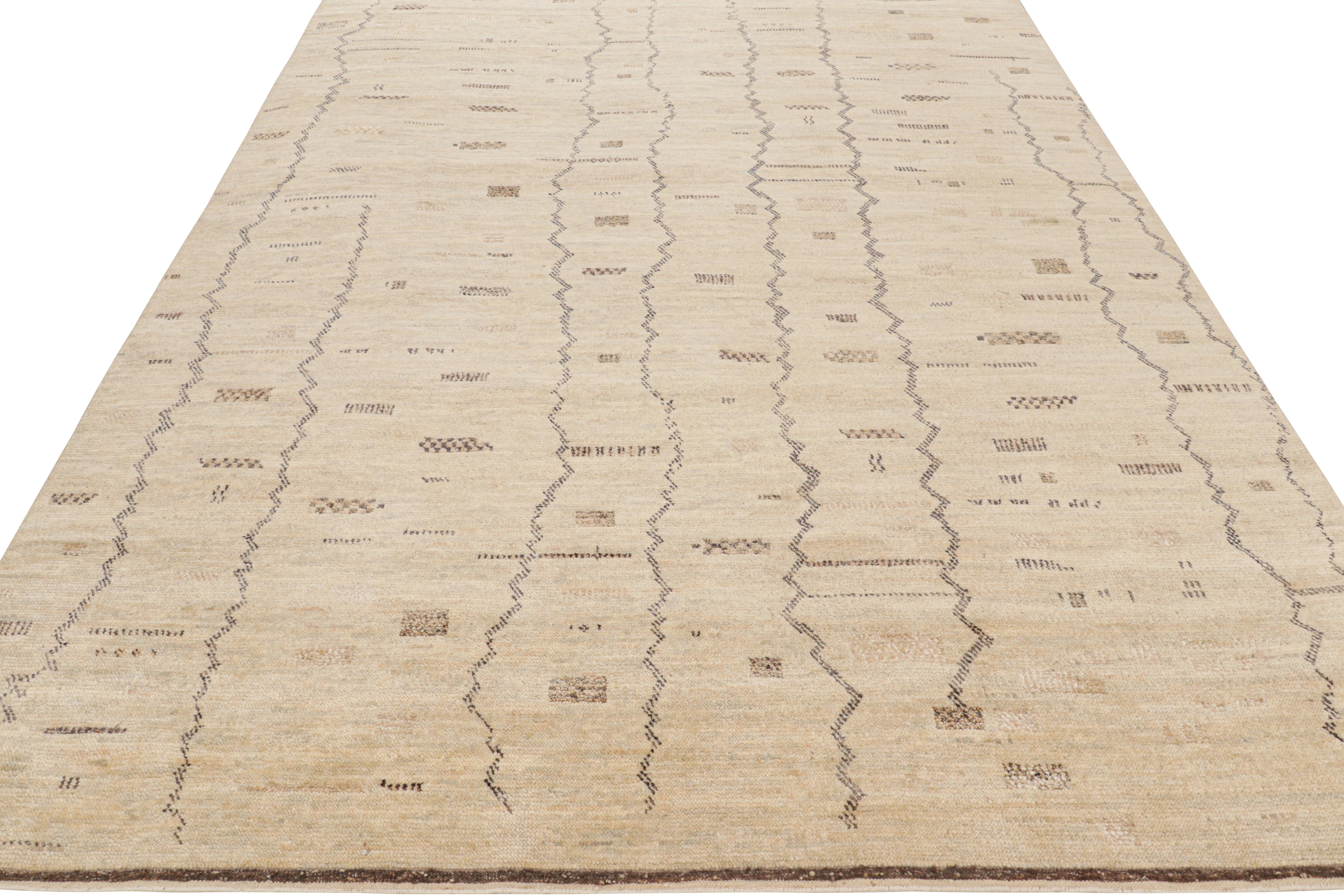 Rug & Kilim's Marokkanischer Teppich in Beige mit geometrischen Mustern (Handgeknüpft) im Angebot