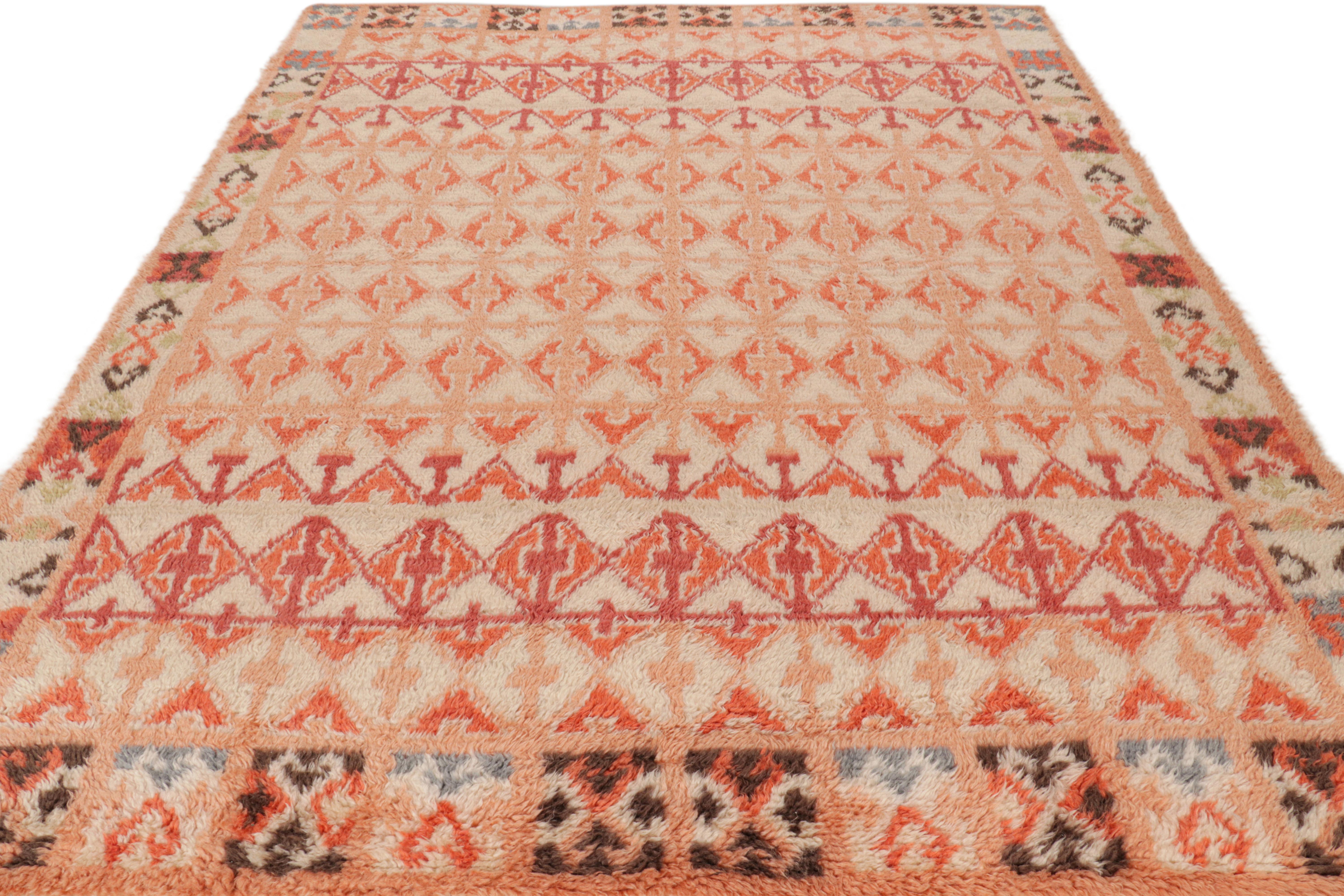 Rug & Kilim's Marokkanischer Teppich in Beige mit geometrischen Mustern im Zustand „Neu“ im Angebot in Long Island City, NY