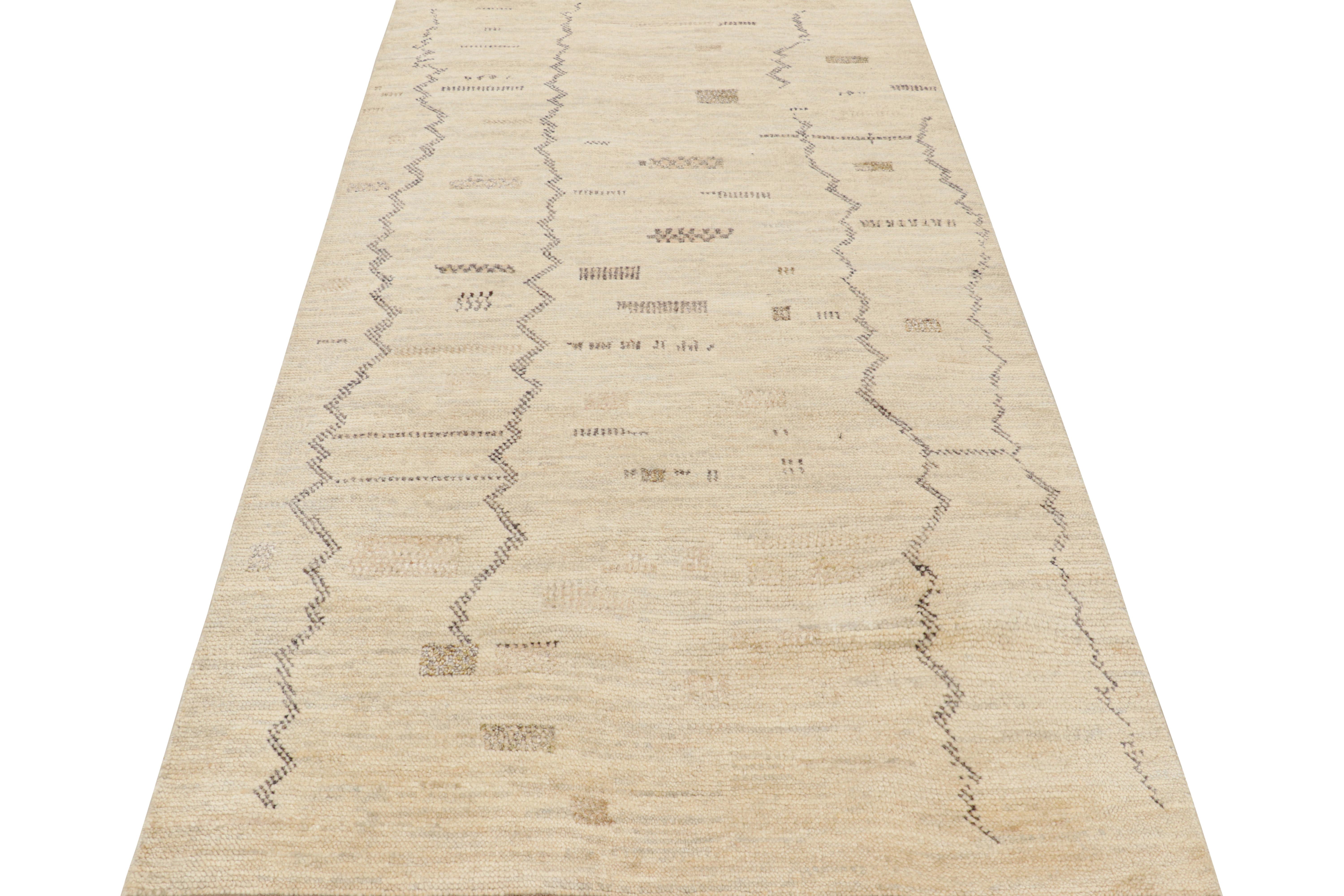 Noué à la main Tapis de style marocain beige à motifs géométriques de Rug & Kilim en vente