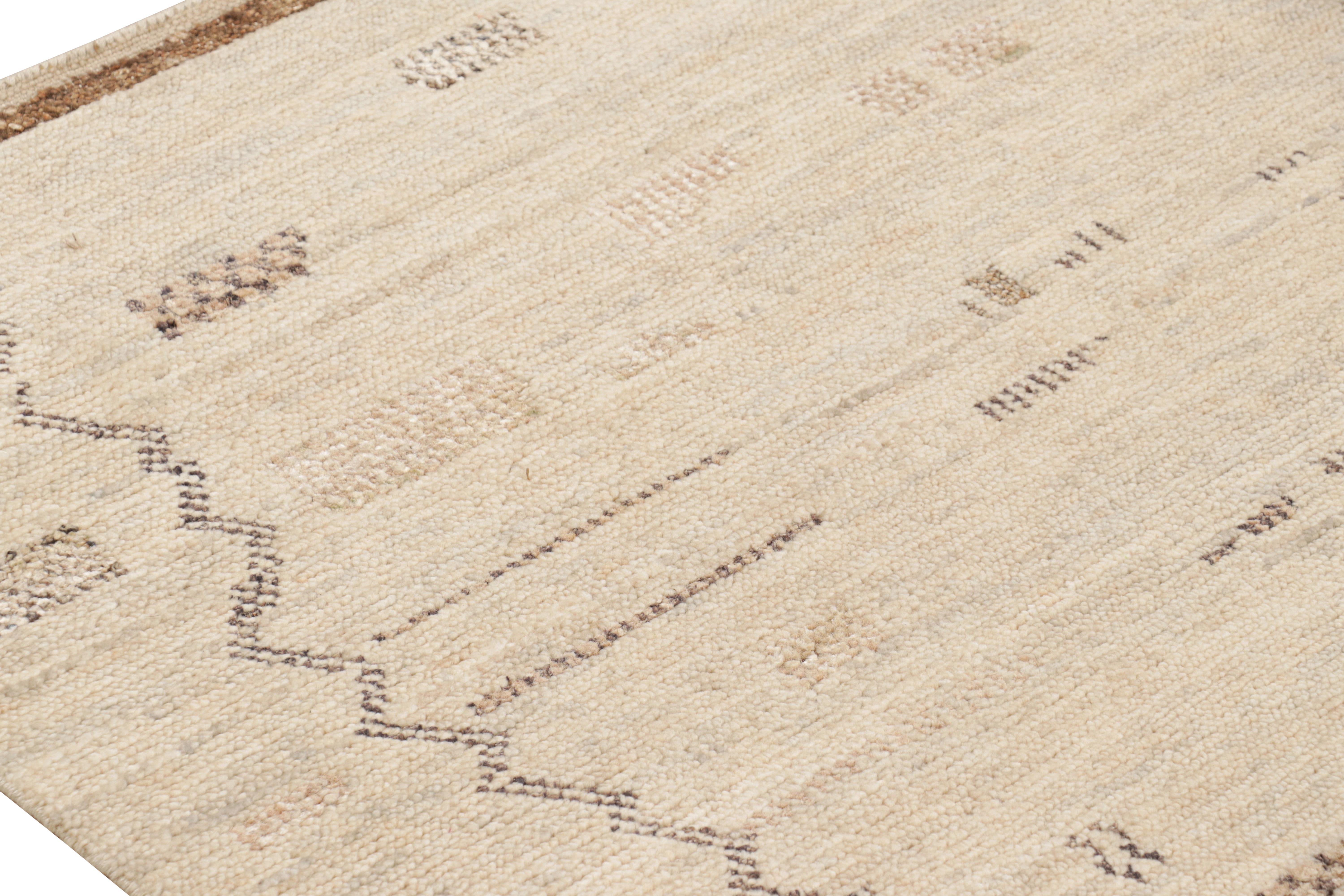 Rug & Kilim's Marokkanischer Teppich in Beige mit geometrischen Mustern im Zustand „Neu“ im Angebot in Long Island City, NY