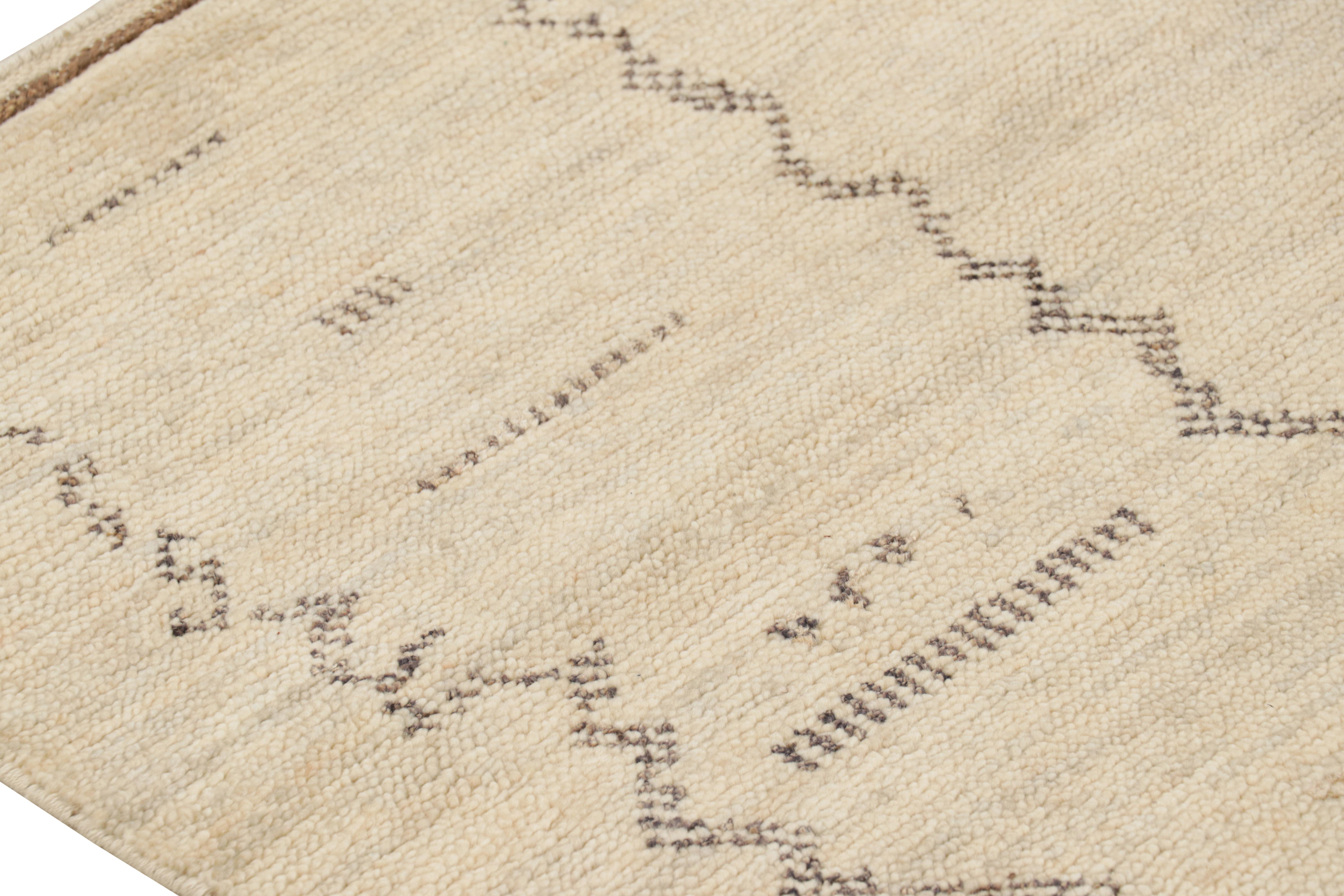 Rug & Kilim's Marokkanischer Teppich in Beige mit geometrischen Mustern im Zustand „Neu“ im Angebot in Long Island City, NY