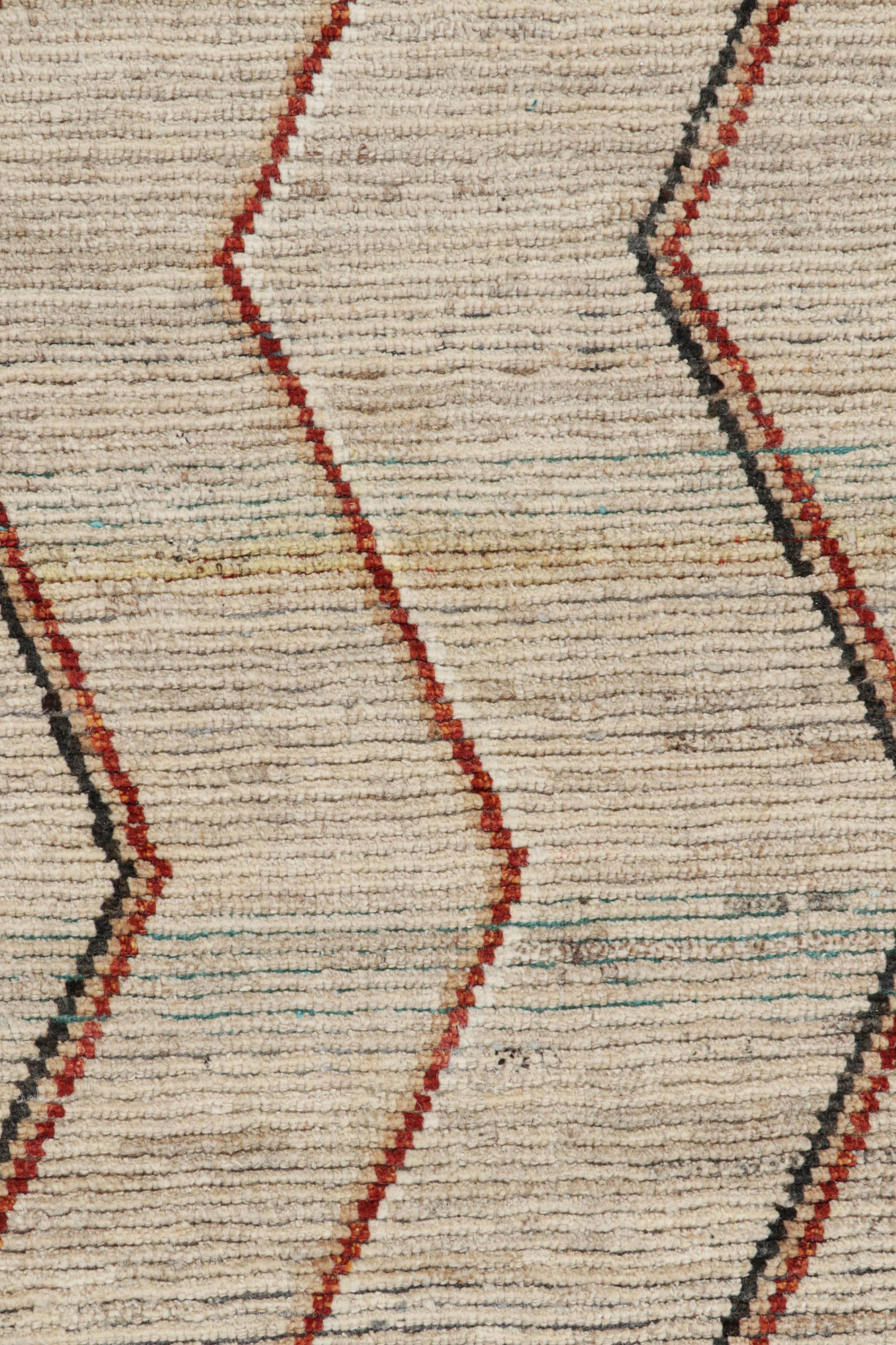 Alfombra de estilo marroquí Rug & Kilim en beige con motivos geométricos Siglo XXI y contemporáneo en venta
