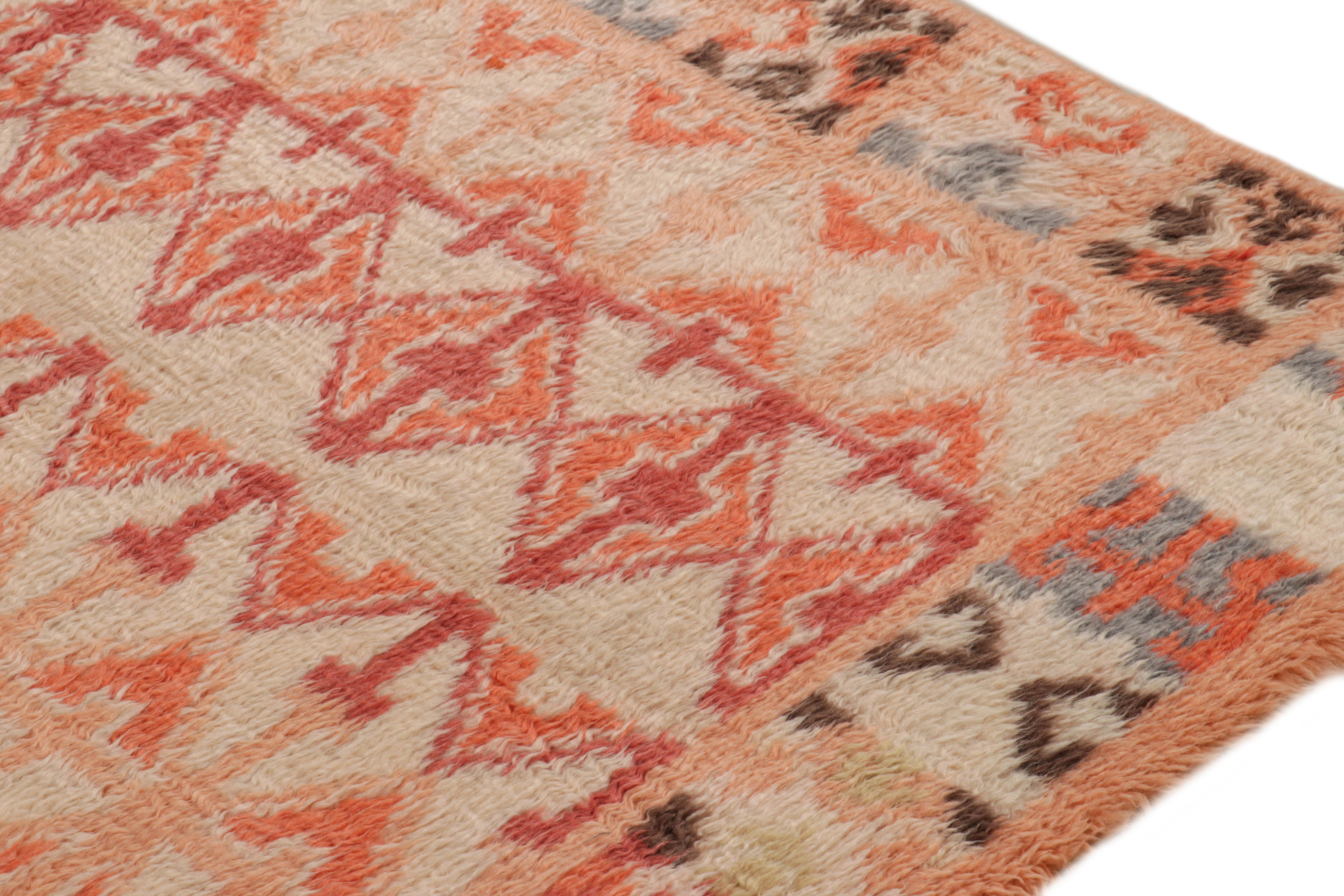 Rug & Kilim's Marokkanischer Teppich in Beige mit geometrischen Mustern (21. Jahrhundert und zeitgenössisch) im Angebot
