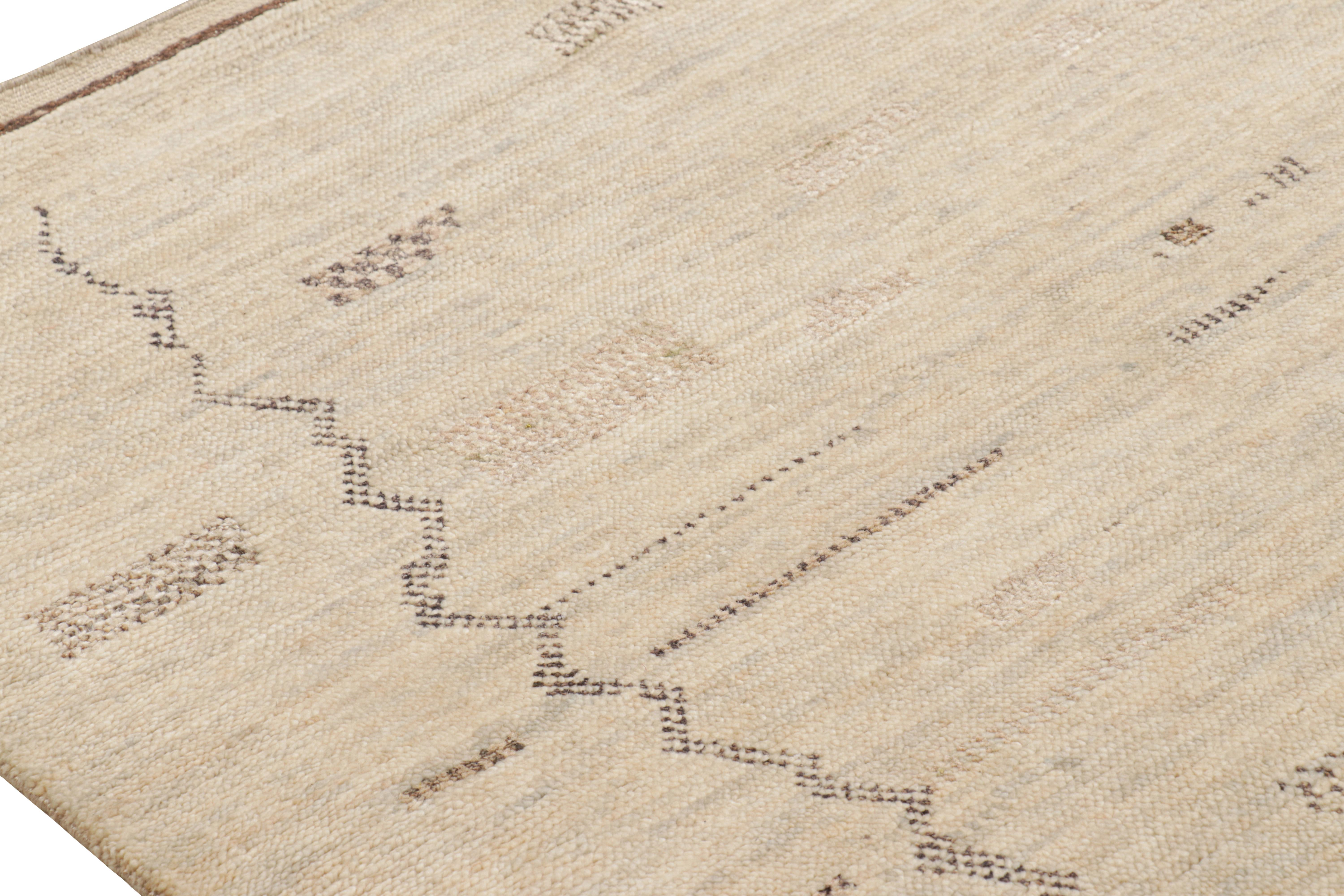 Rug & Kilim's Marokkanischer Teppich in Beige mit geometrischen Mustern im Zustand „Neu“ im Angebot in Long Island City, NY