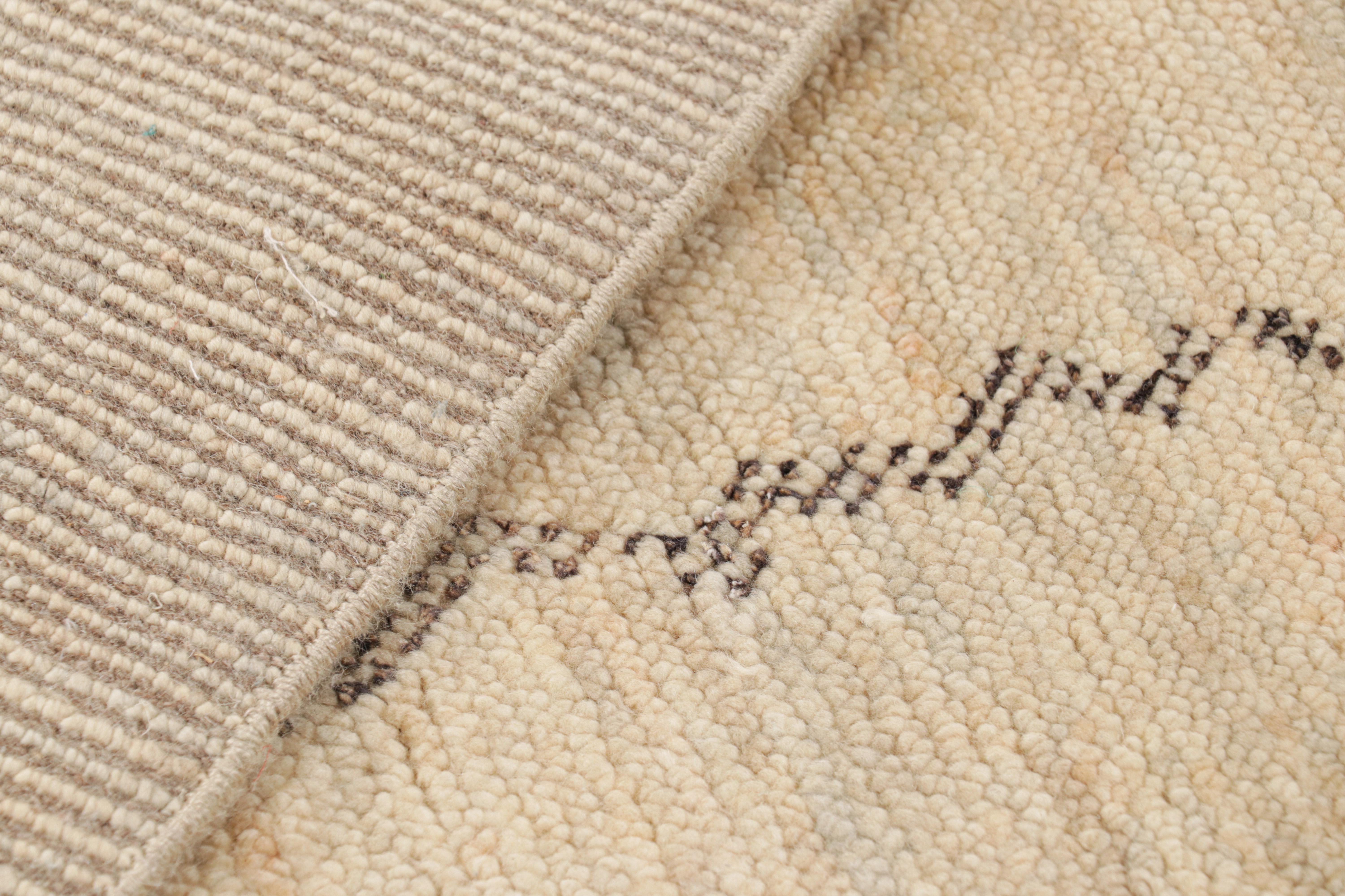 Rug & Kilim's Marokkanischer Teppich in Beige mit geometrischen Mustern (21. Jahrhundert und zeitgenössisch) im Angebot