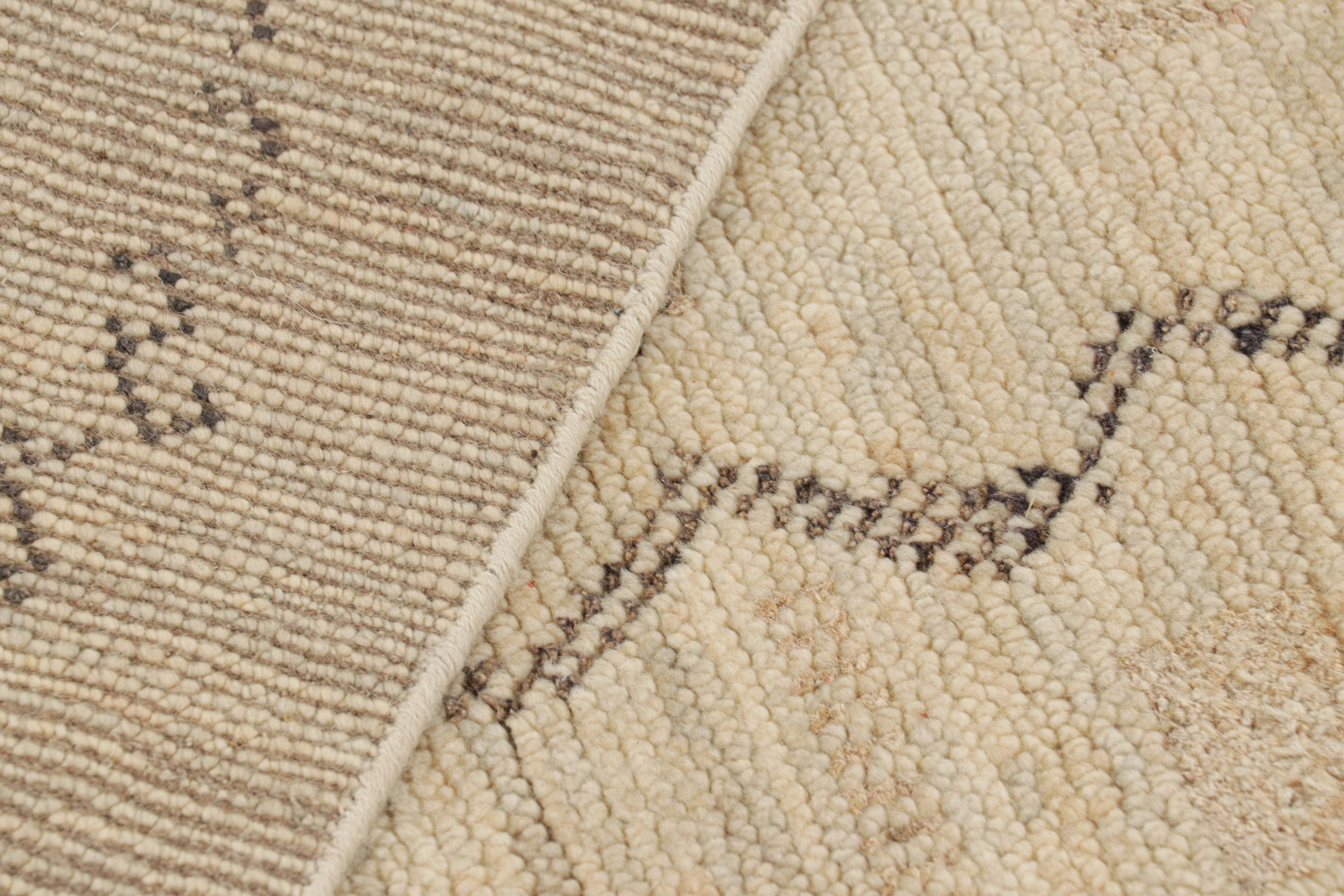 XXIe siècle et contemporain Tapis de style marocain beige à motifs géométriques de Rug & Kilim en vente