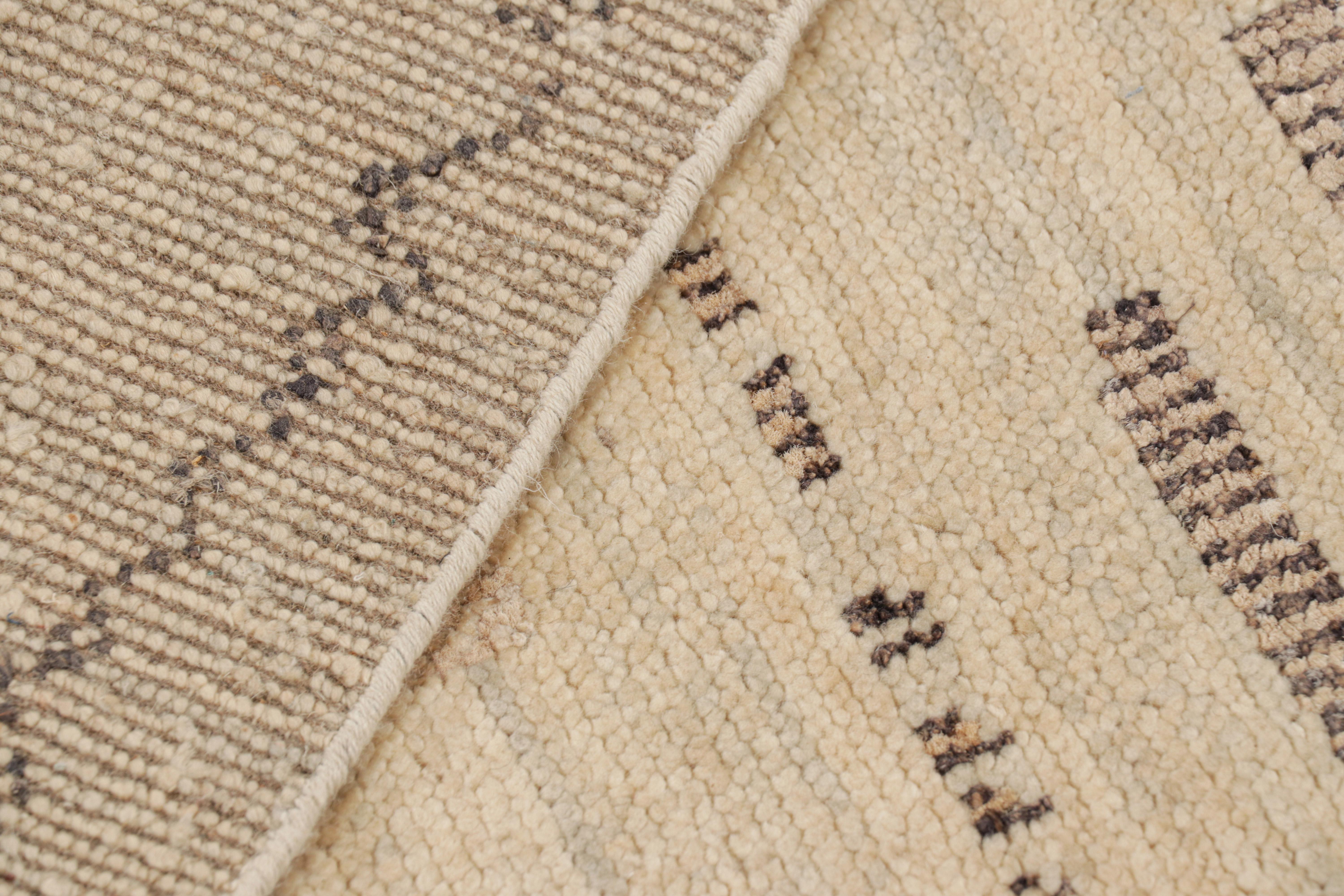 Rug & Kilim's Marokkanischer Teppich in Beige mit geometrischen Mustern (Wolle) im Angebot