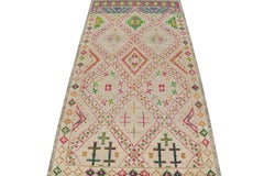 Tapis de style marocain beige à motifs géométriques vibrants de Rug & Kilim