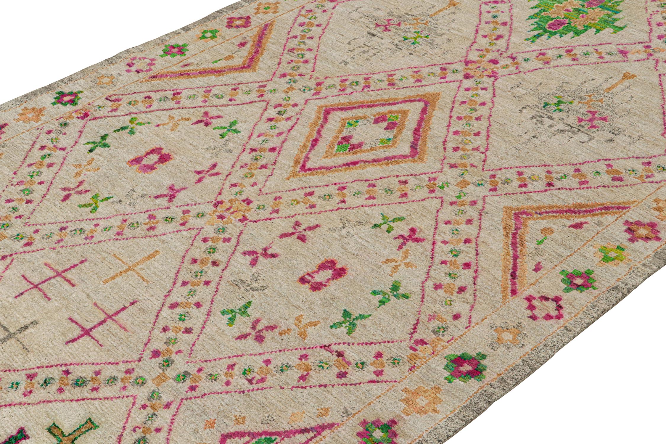 Alfombra de estilo marroquí Rug & Kilim en beige con vibrantes motivos geométricos Indio en venta