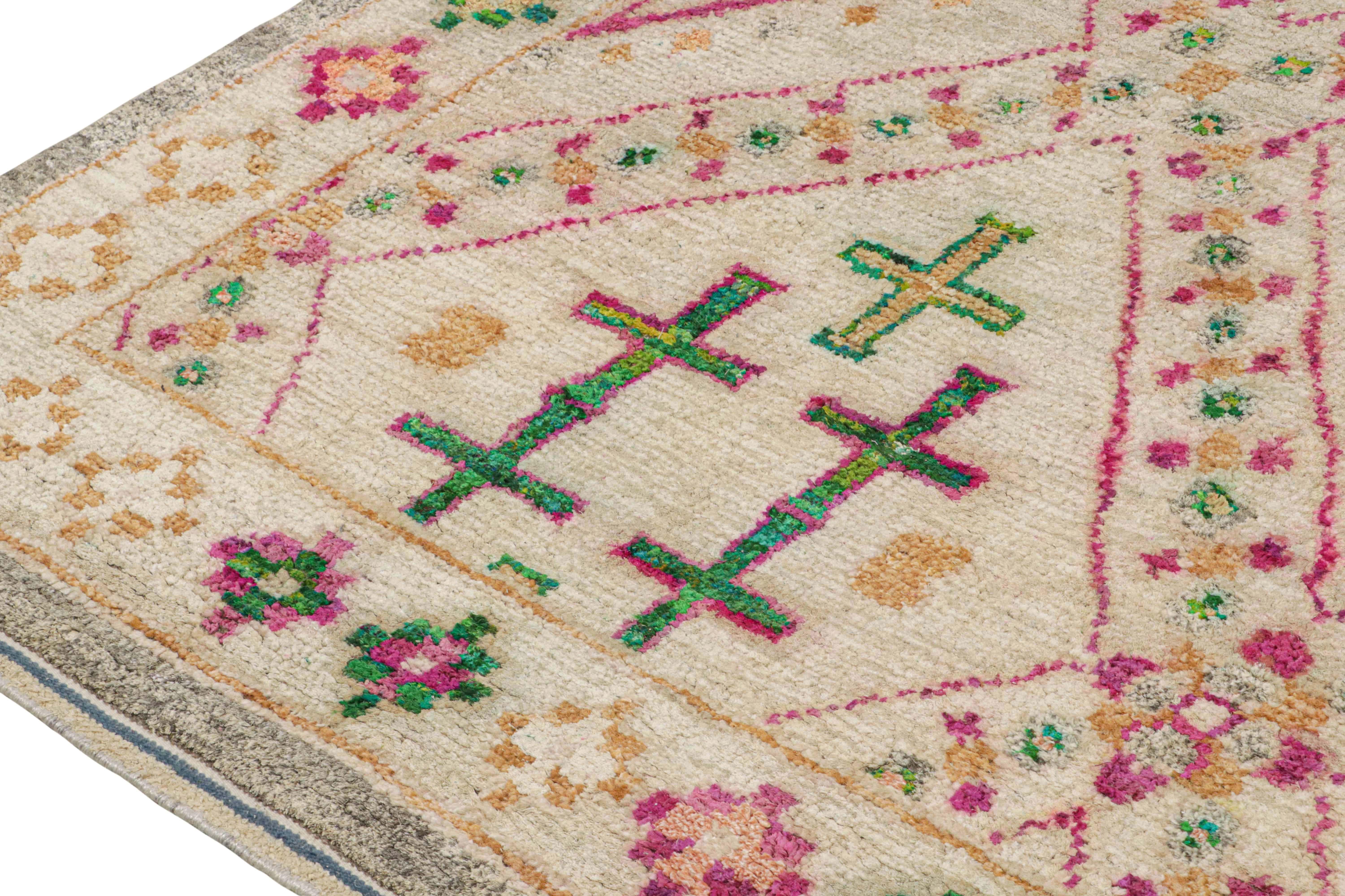 Alfombra de estilo marroquí Rug & Kilim en beige con vibrantes motivos geométricos Anudado a mano en venta