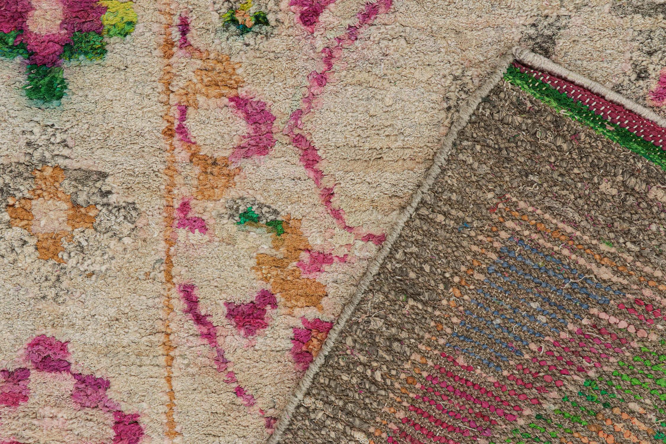 Alfombra de estilo marroquí Rug & Kilim en beige con vibrantes motivos geométricos Siglo XXI y contemporáneo en venta