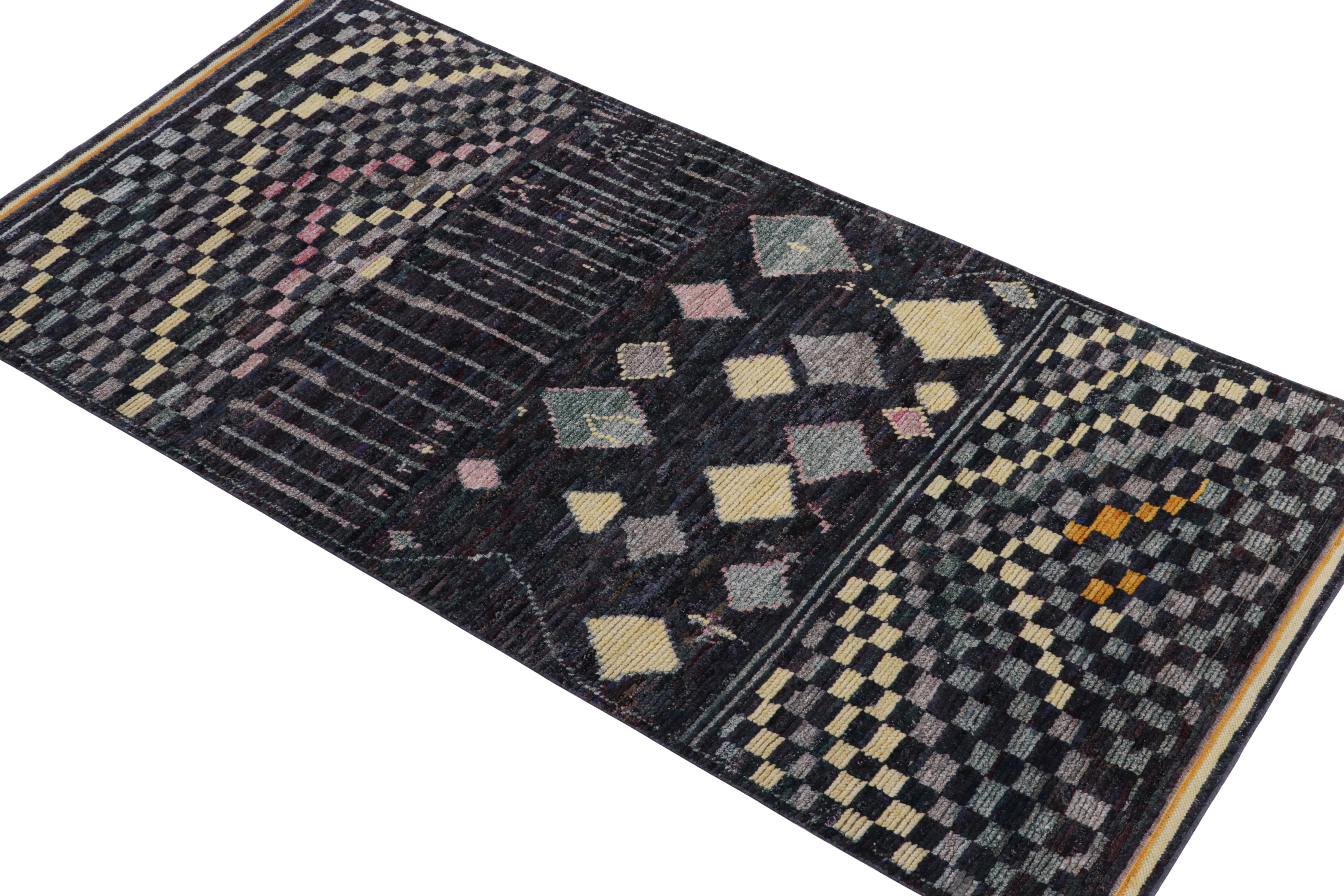 Ce tapis contemporain 4x8 est le dernier né de la nouvelle collection marocaine de Rug & Kilim, une version audacieuse de ce style emblématique. Noué à la main dans un mélange de laine, de soie et de coton.
Plus loin dans la conception :
Le design