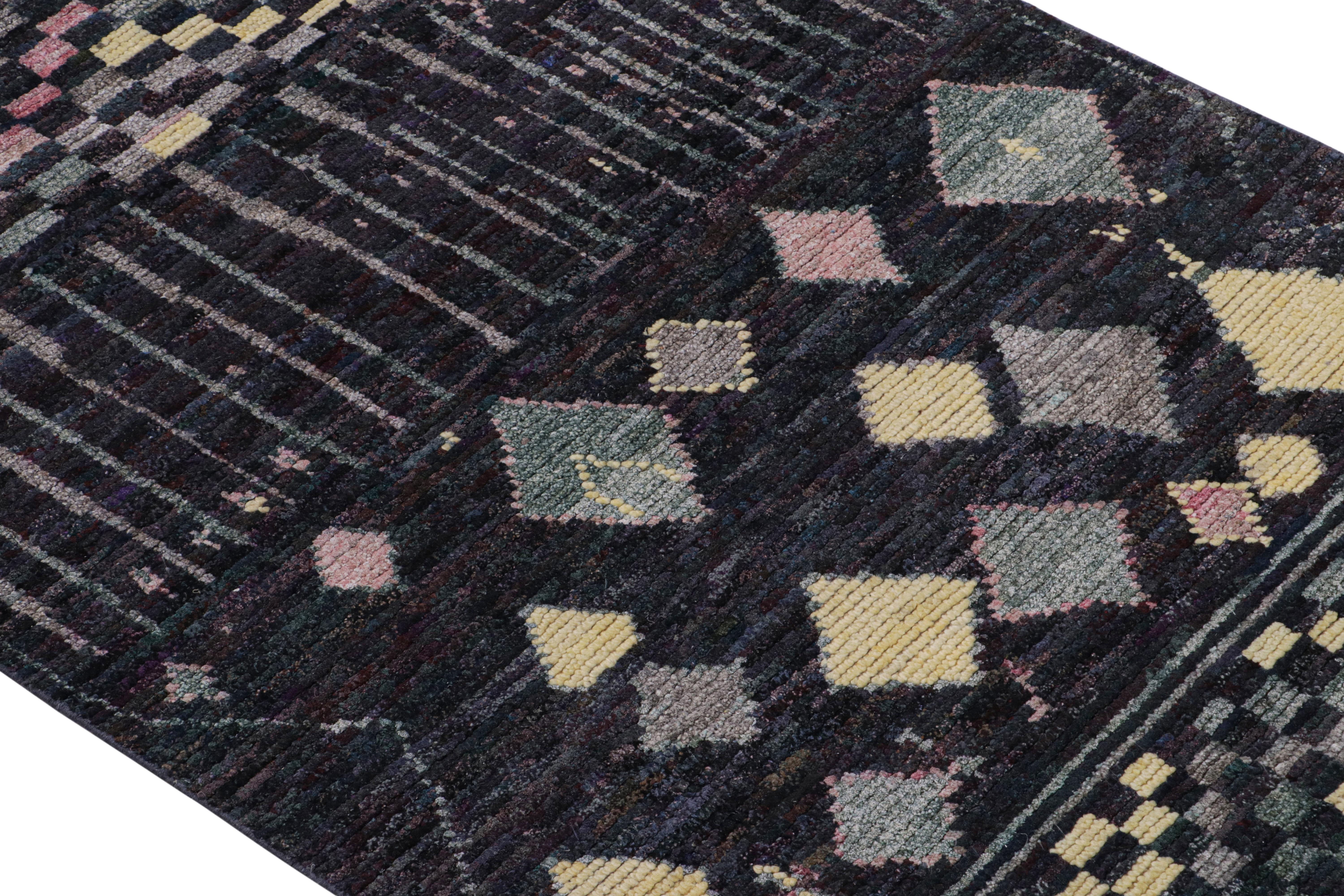 Indien Tapis et tapis de style marocain de Kilim en noir avec motif géométrique coloré en vente