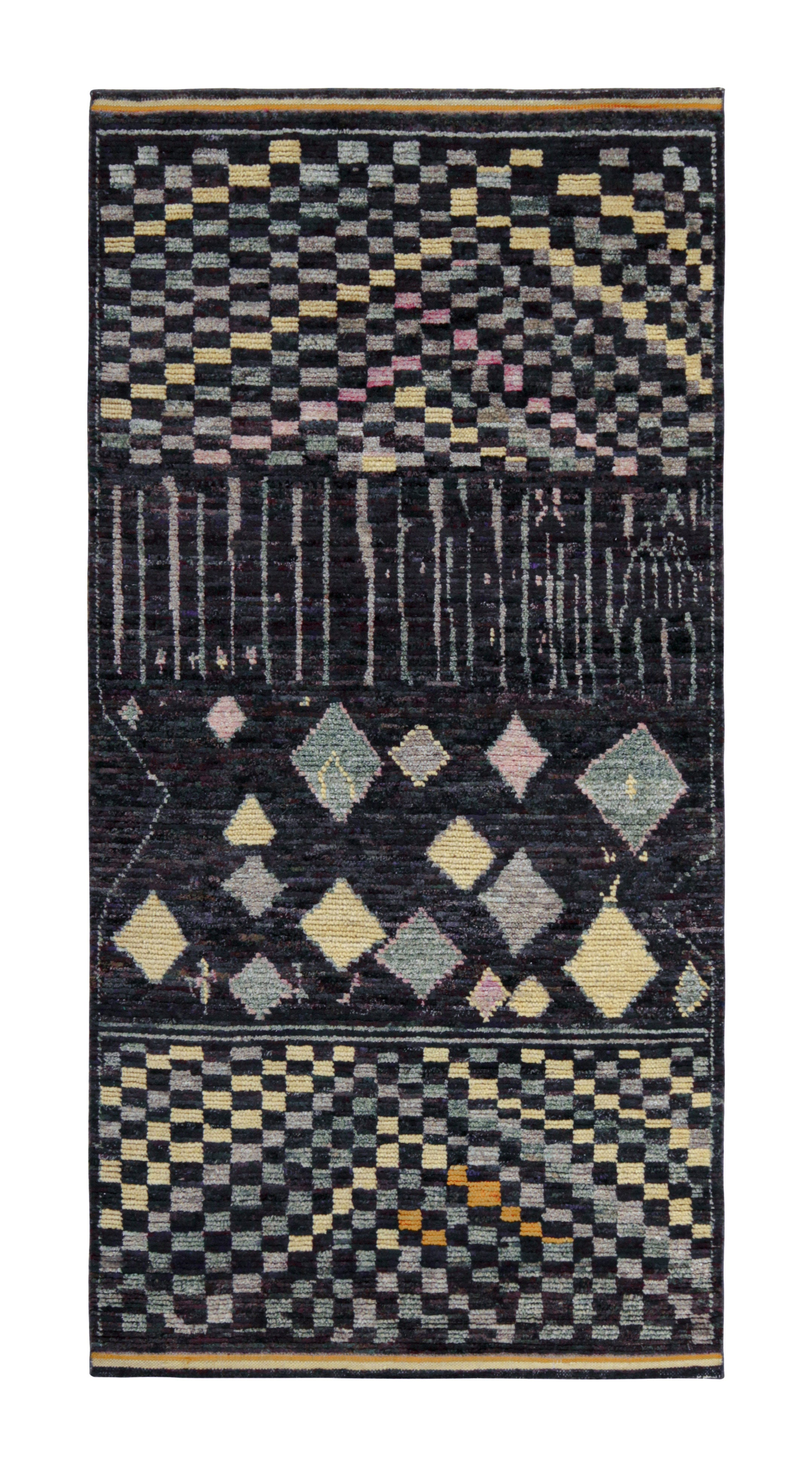 Tapis et tapis de style marocain de Kilim en noir avec motif géométrique coloré en vente