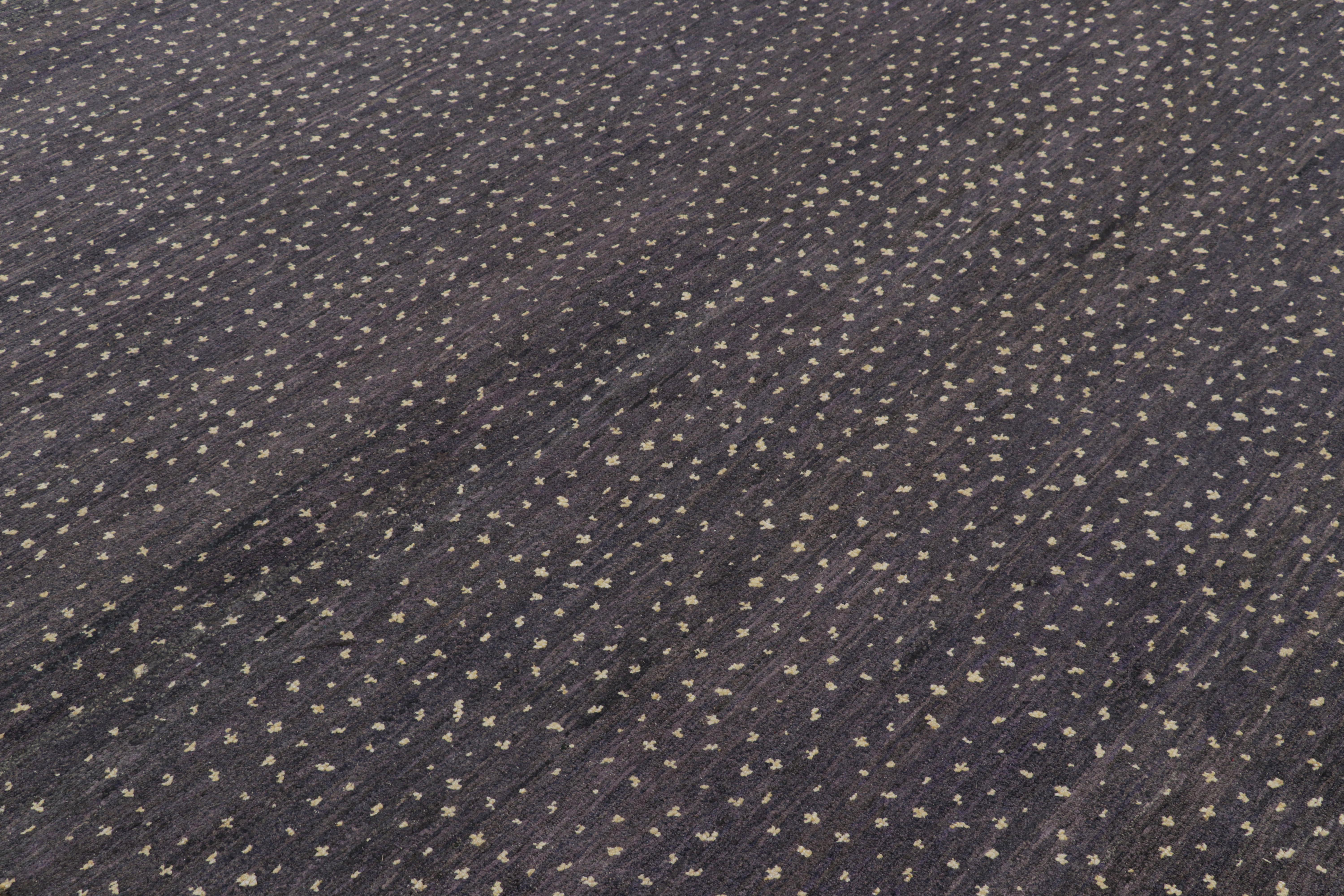 Dieser 9x12 große zeitgenössische Teppich von Rug & Kilim ist aus Wolle und Seide handgeknüpft und zeichnet sich durch geometrische Muster mit modernem Aussehen aus, die an die primitiven Stammesmuster der Berber erinnern. 

Über das Design: 

Ein