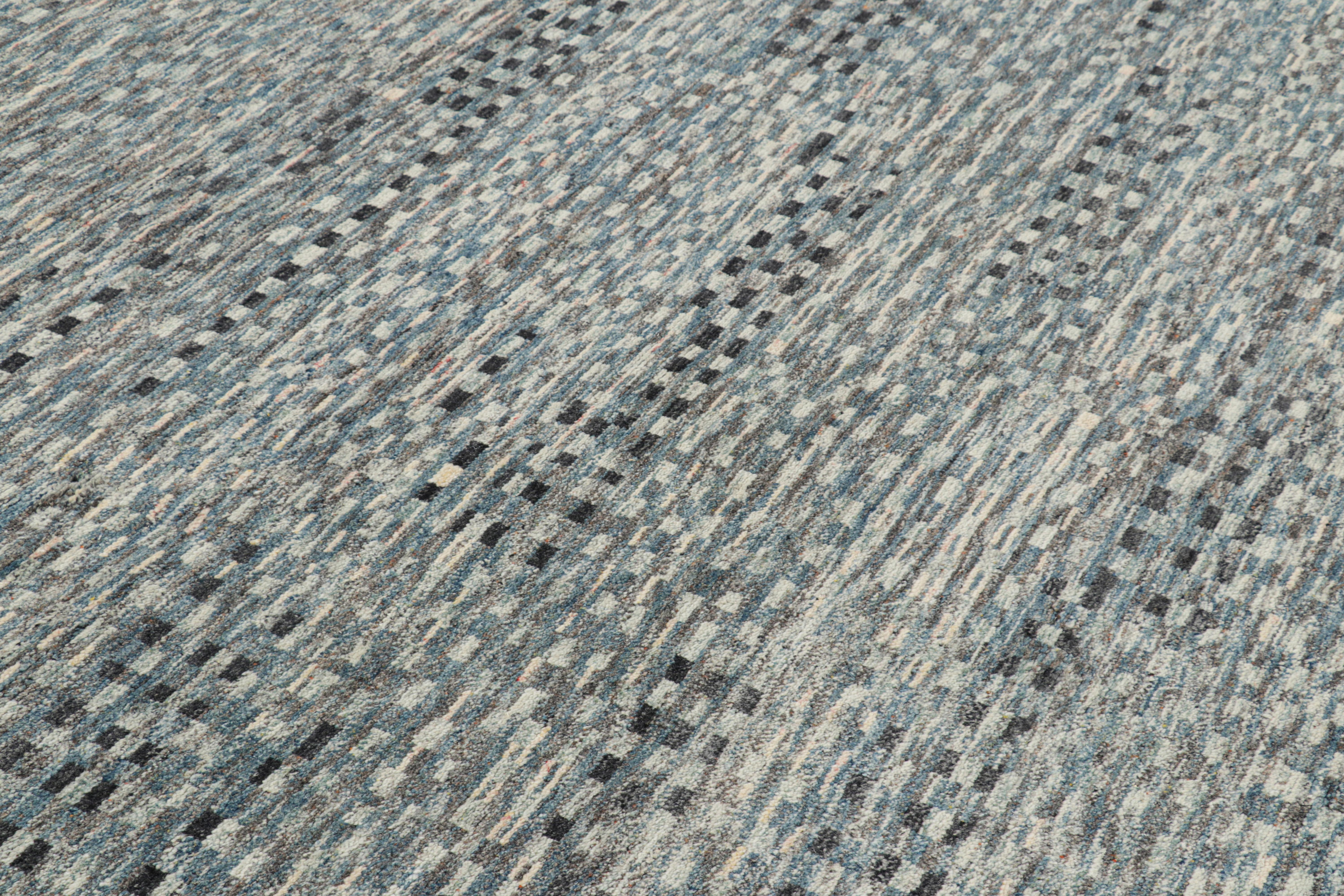 Dieser handgeknüpfte Wollteppich im Format 8x10 von Rug & Kilim zeichnet sich durch geometrische Muster mit einem modernen, fast abstrakten Erscheinungsbild aus, das sich an den primitivistischen Berberstämmen der Boucherouite orientiert. 

Über das
