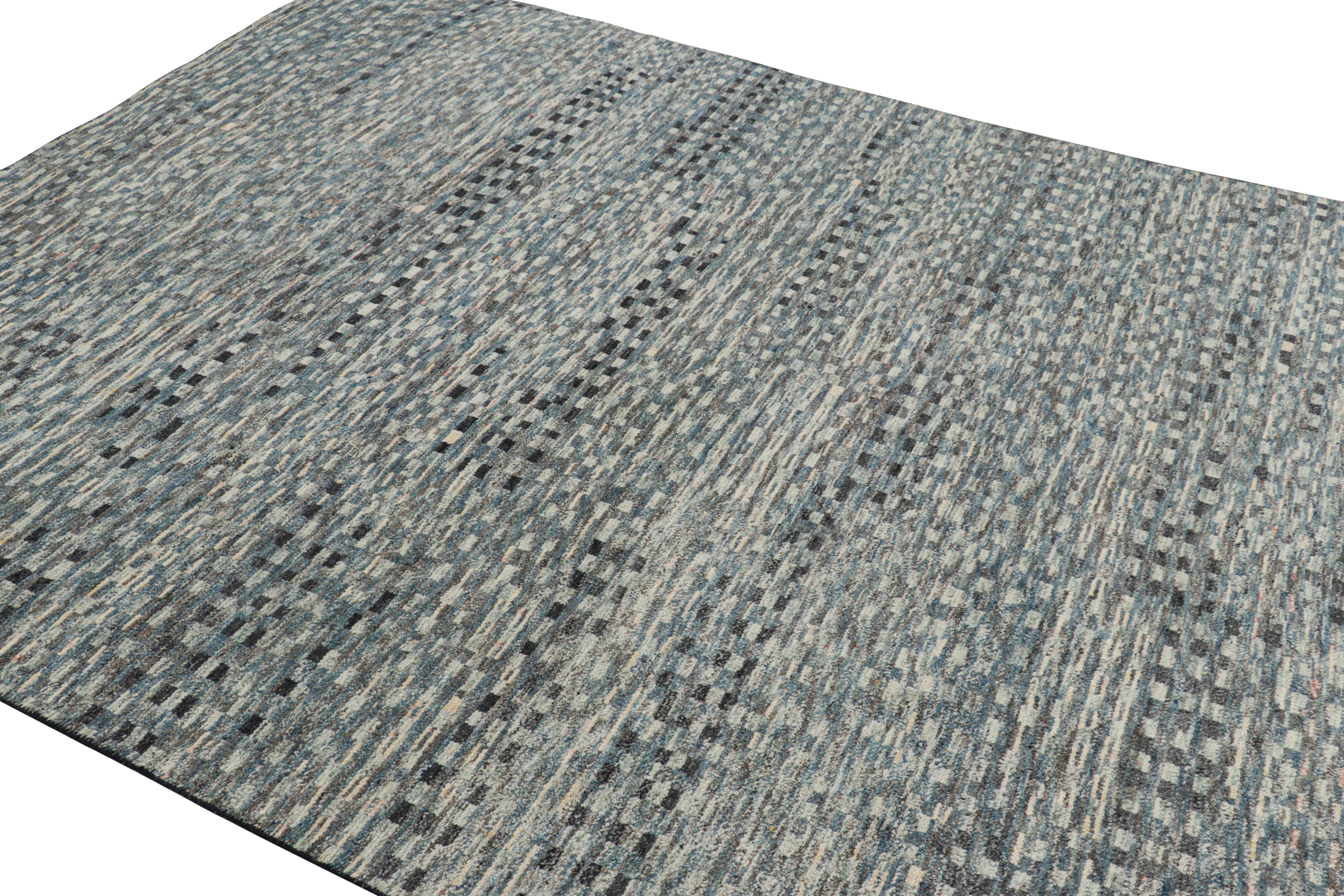 Rug & Kilim's Marokkanischer Teppich in Blau, Grau und Weiß mit geometrischen Mustern (Indisch) im Angebot