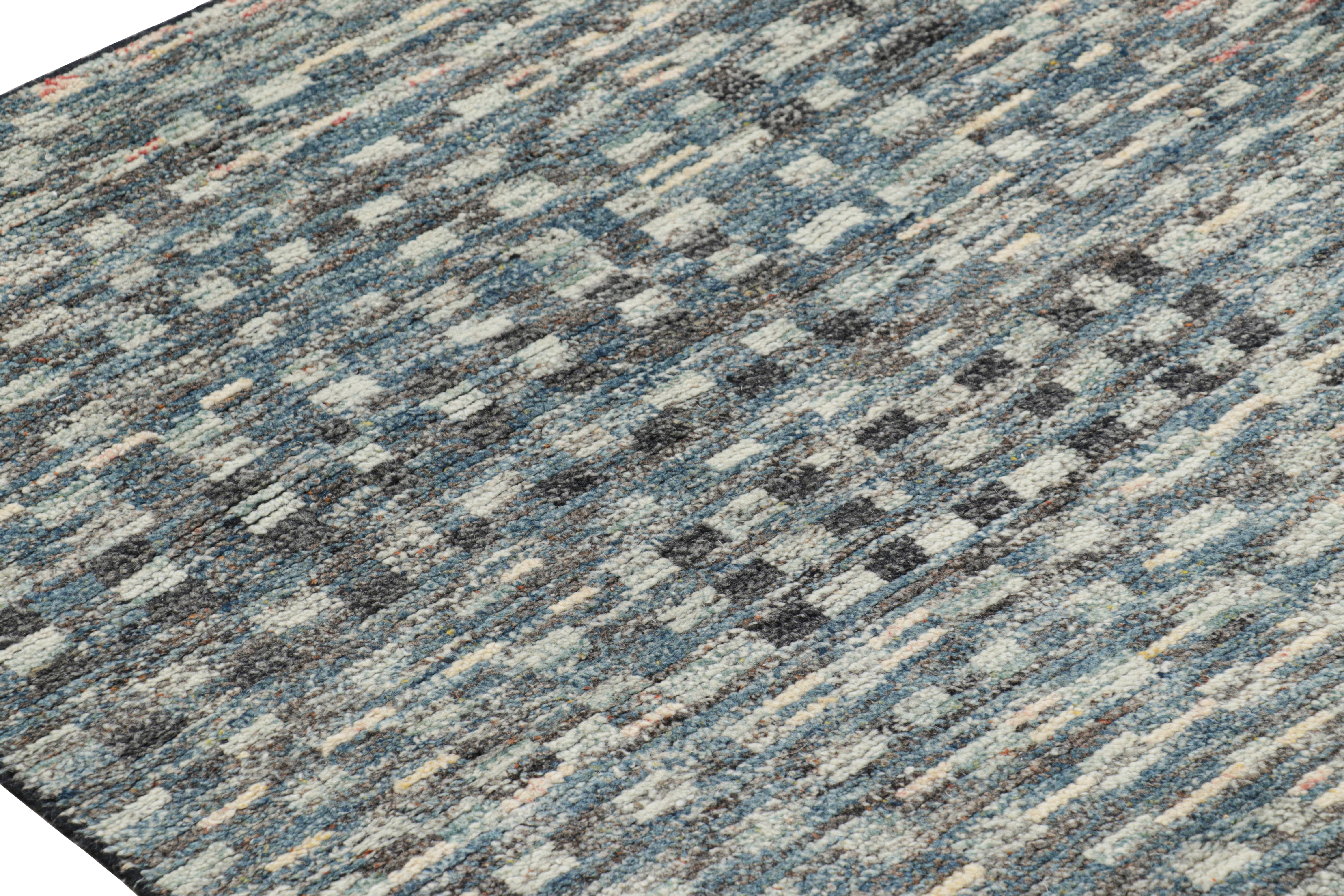 Rug & Kilim's Marokkanischer Teppich in Blau, Grau und Weiß mit geometrischen Mustern im Zustand „Neu“ im Angebot in Long Island City, NY