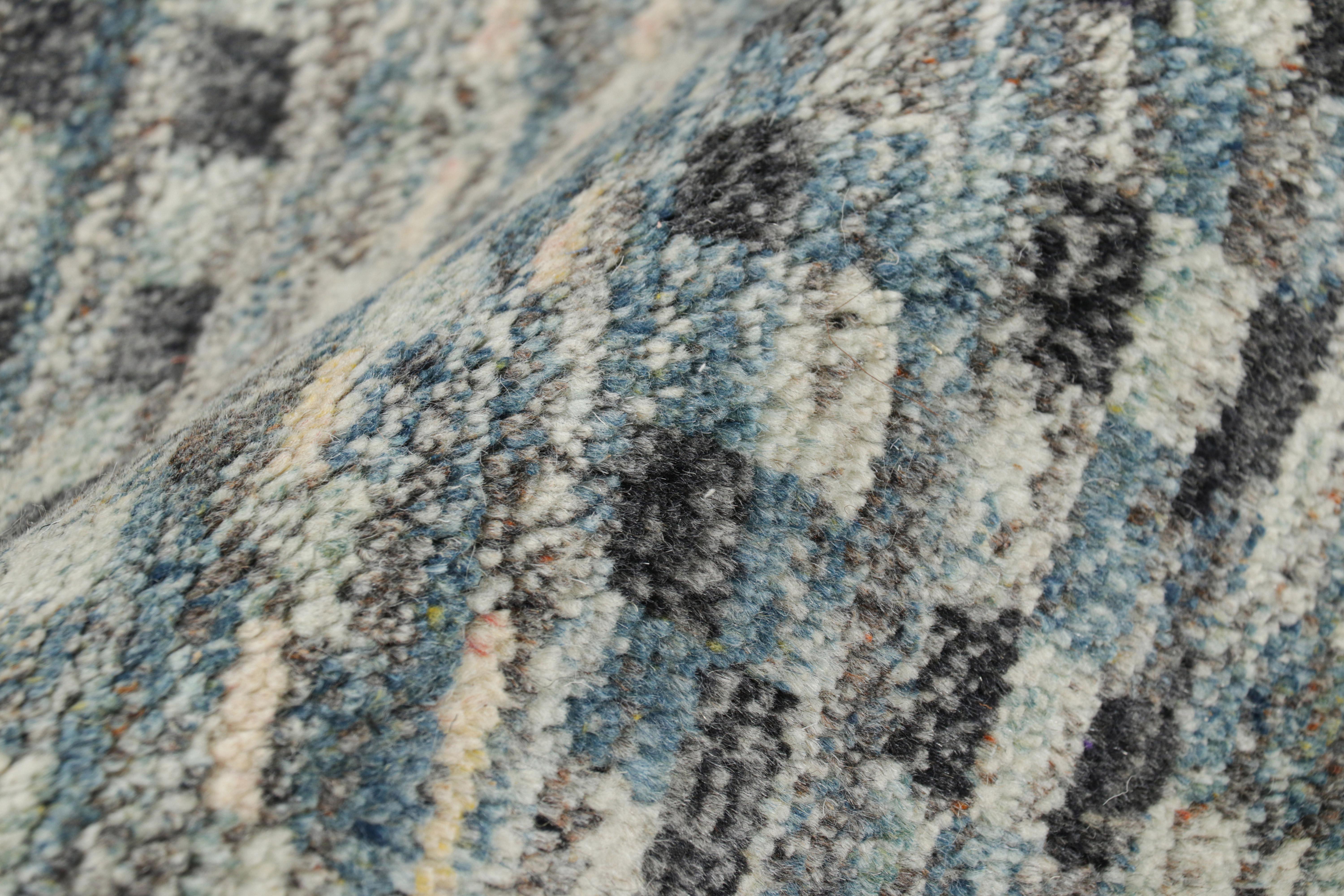 Rug & Kilim's Marokkanischer Teppich in Blau, Grau und Weiß mit geometrischen Mustern (21. Jahrhundert und zeitgenössisch) im Angebot
