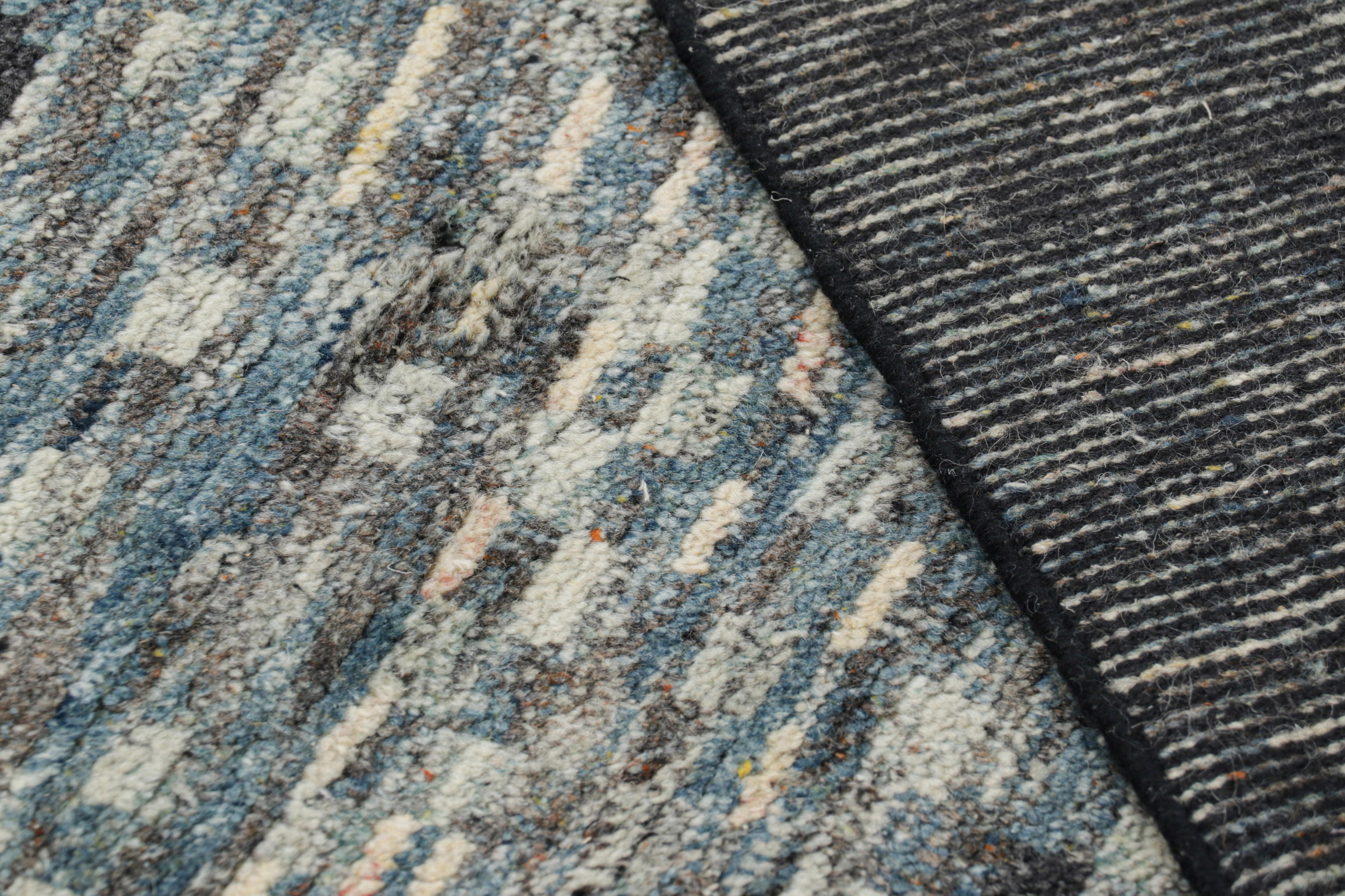 Rug & Kilim's Marokkanischer Teppich in Blau, Grau und Weiß mit geometrischen Mustern (Wolle) im Angebot