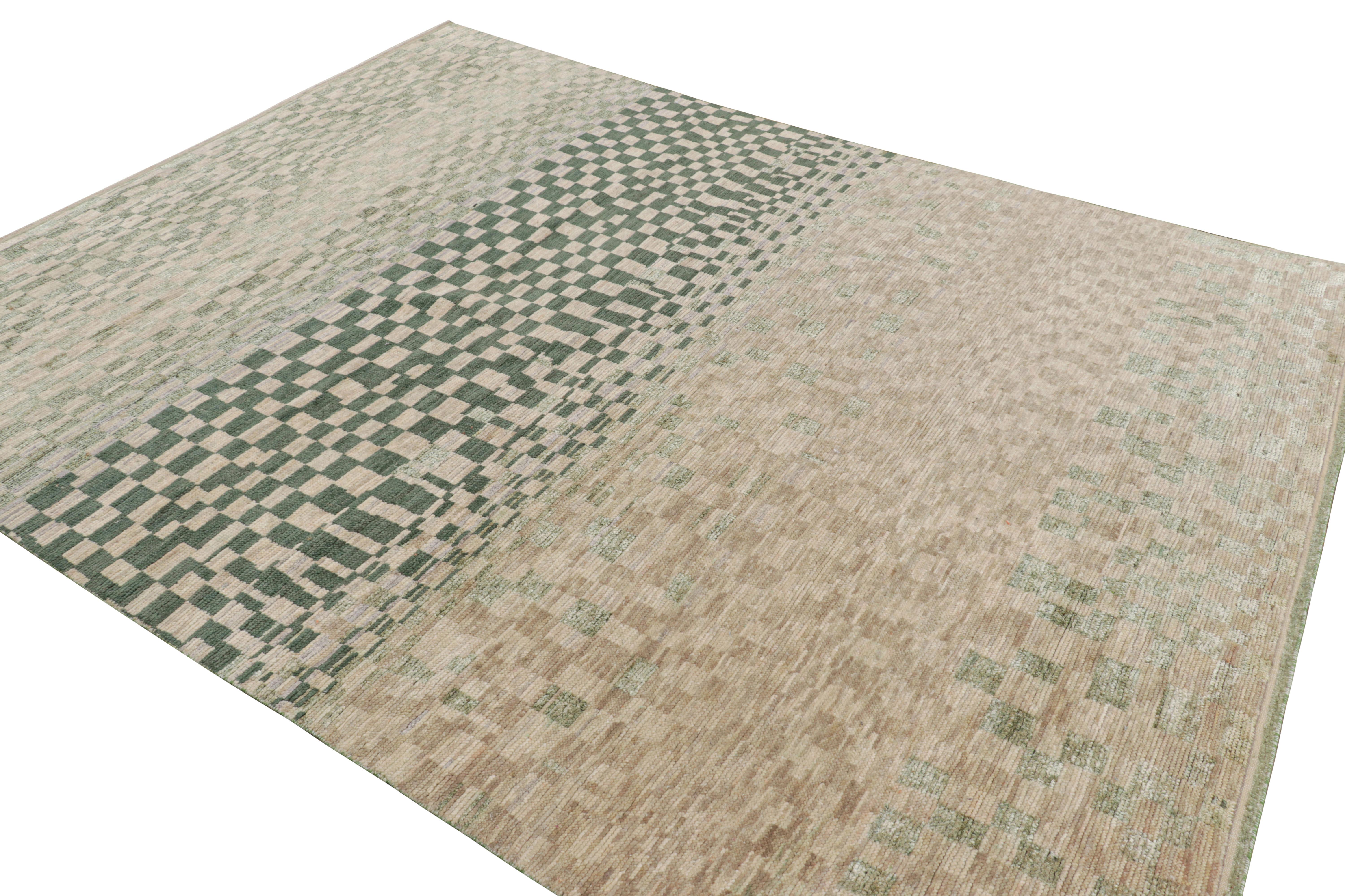 Alfombra de estilo marroquí Rug & Kilim con motivos geométricos en azul, verde y beige Anudado a mano en venta