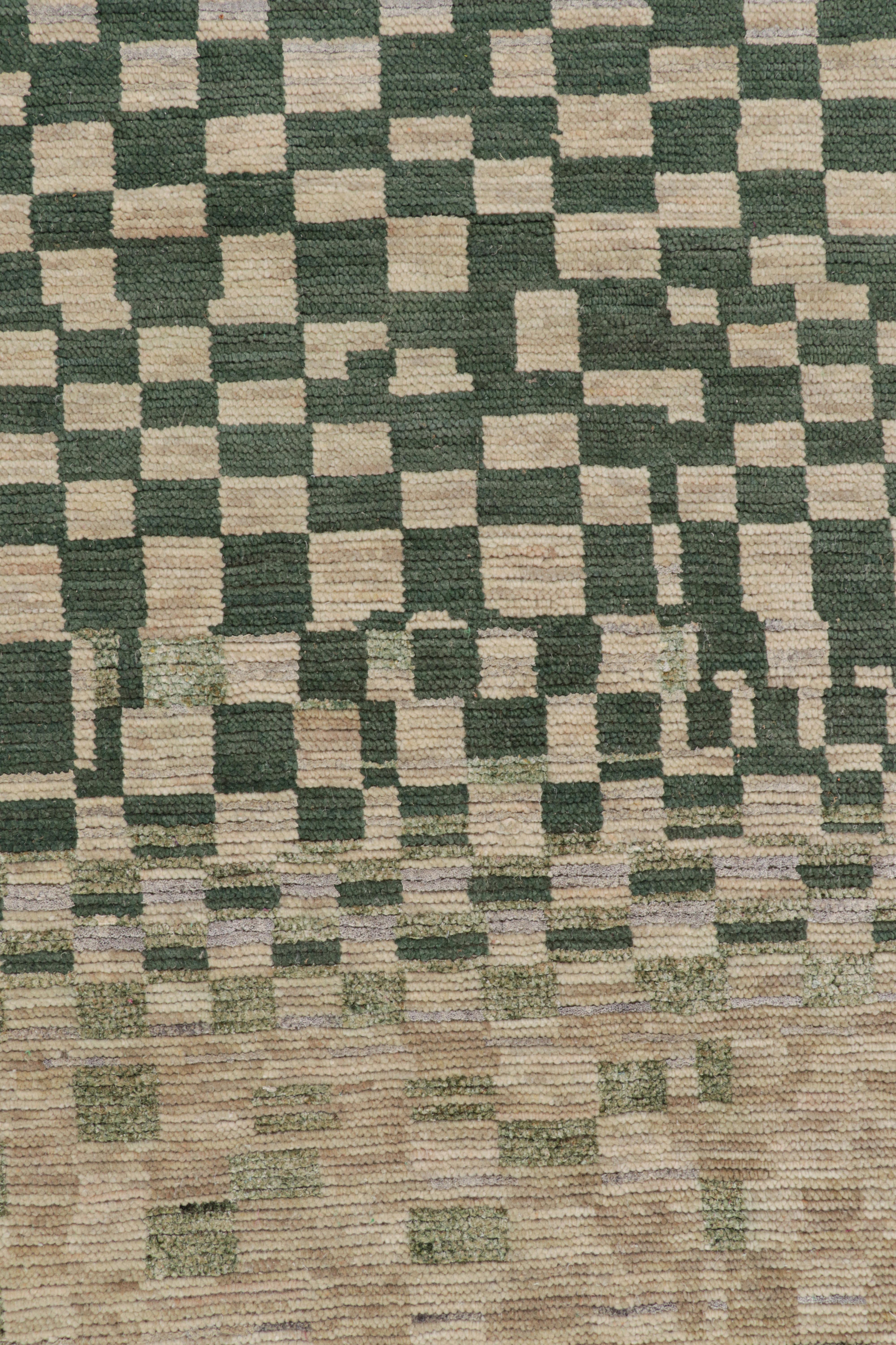 Alfombra de estilo marroquí Rug & Kilim con motivos geométricos en azul, verde y beige Siglo XXI y contemporáneo en venta