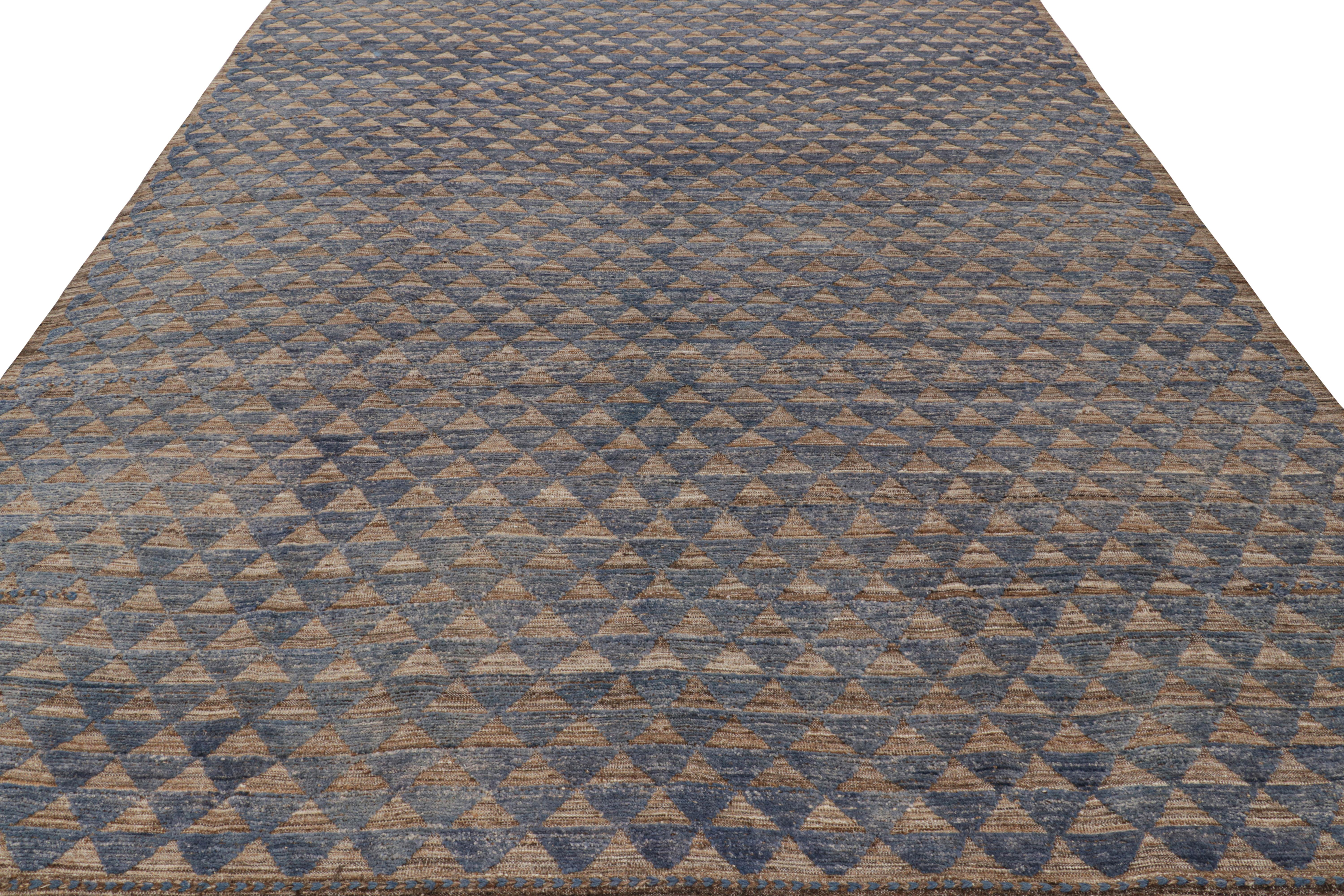 Pakistanais Rug & Kilim's Moroccan Style Rug in Blue with Brown Geometric Patterns (tapis de style marocain en bleu avec des motifs géométriques bruns) en vente