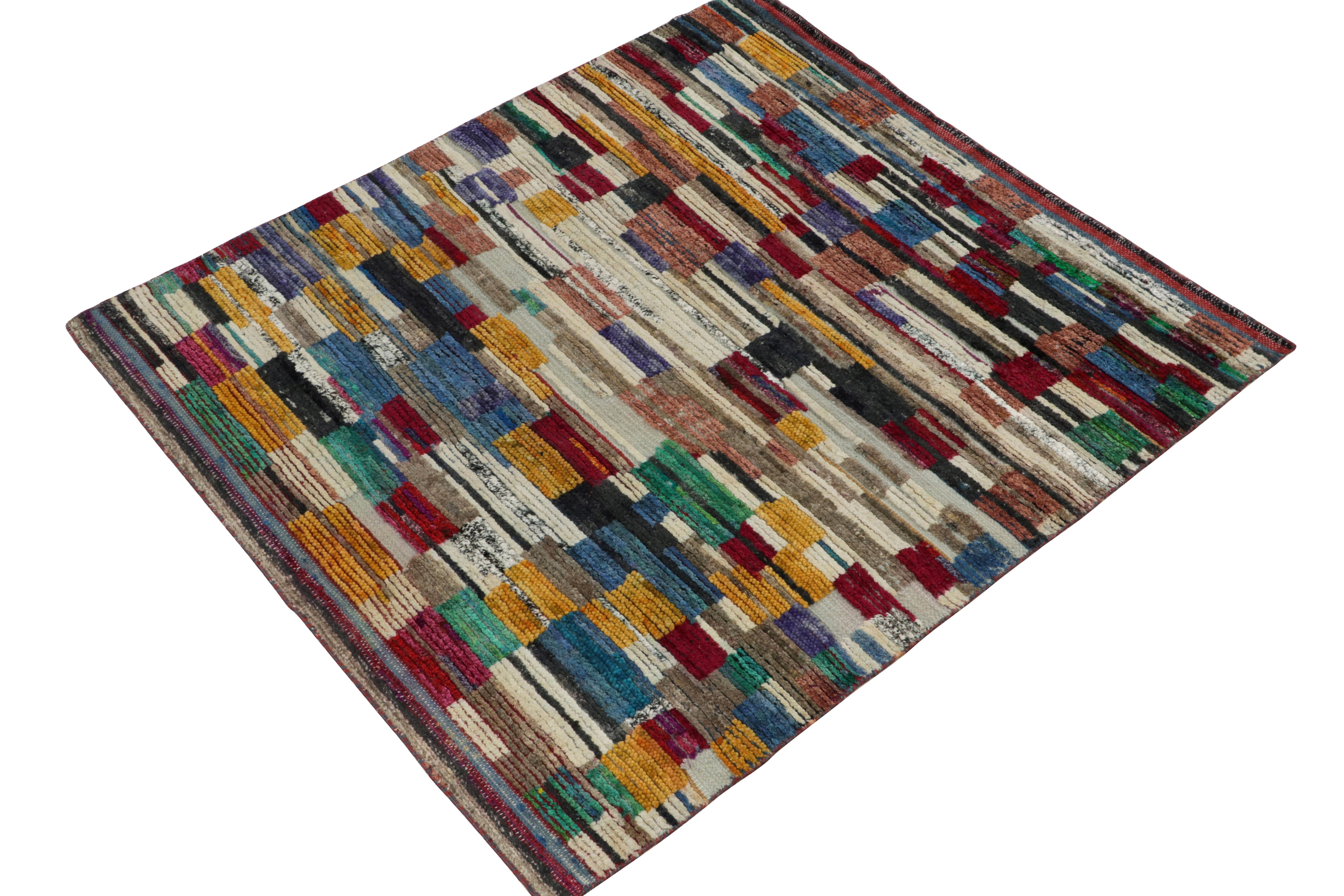Tribal Tapis de style marocain à motif géométrique coloré High-Low de Rug & Kilim en vente