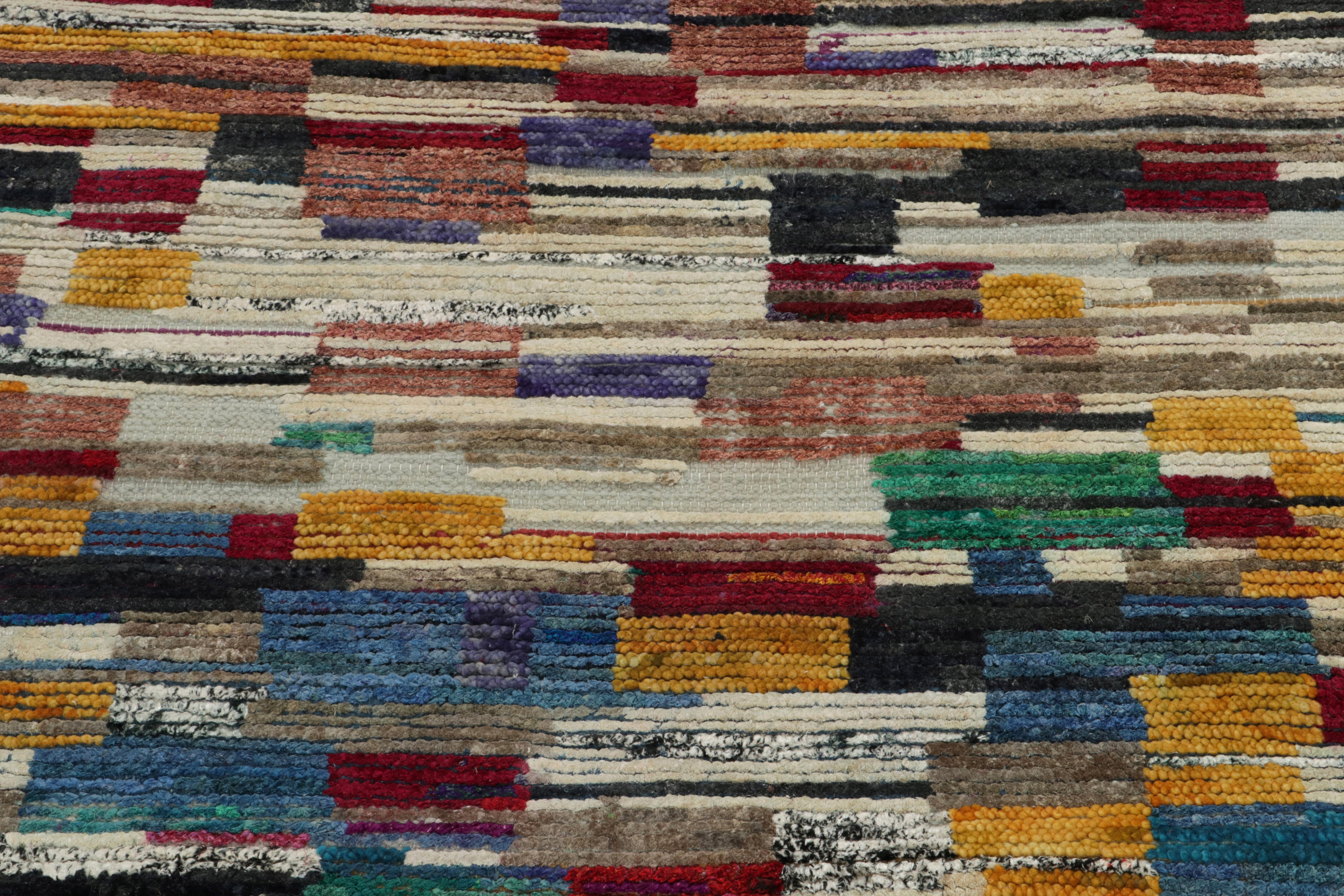 Noué à la main Tapis de style marocain à motif géométrique coloré High-Low de Rug & Kilim en vente