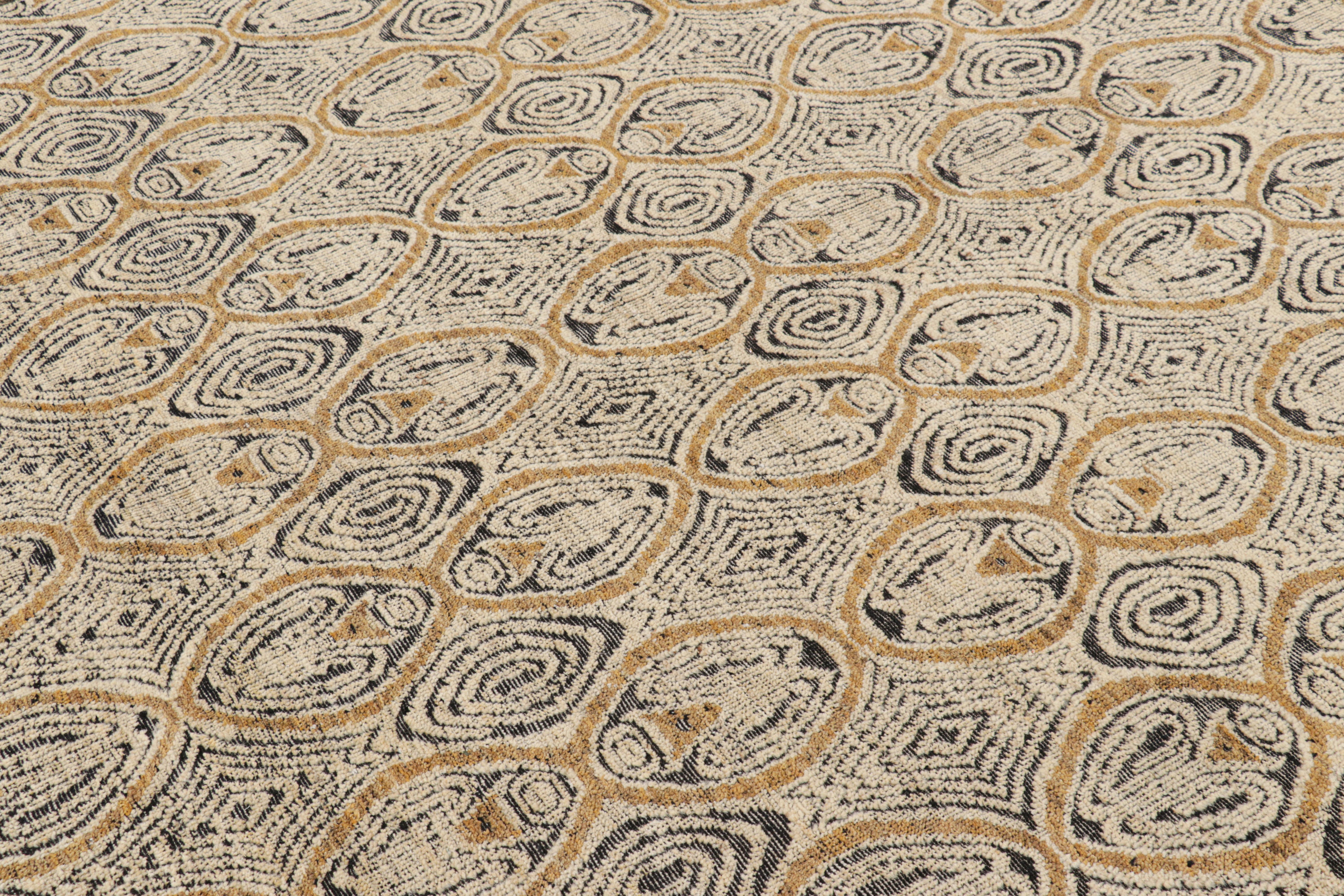 Realizzato in lana annodata a mano e con una texture alta e bassa, questo tappeto moderno in stile marocchino 8x10 in bianco crema e oro presenta un disegno geometrico con un approccio contemporaneo diverso da qualsiasi altro allo stile tribale