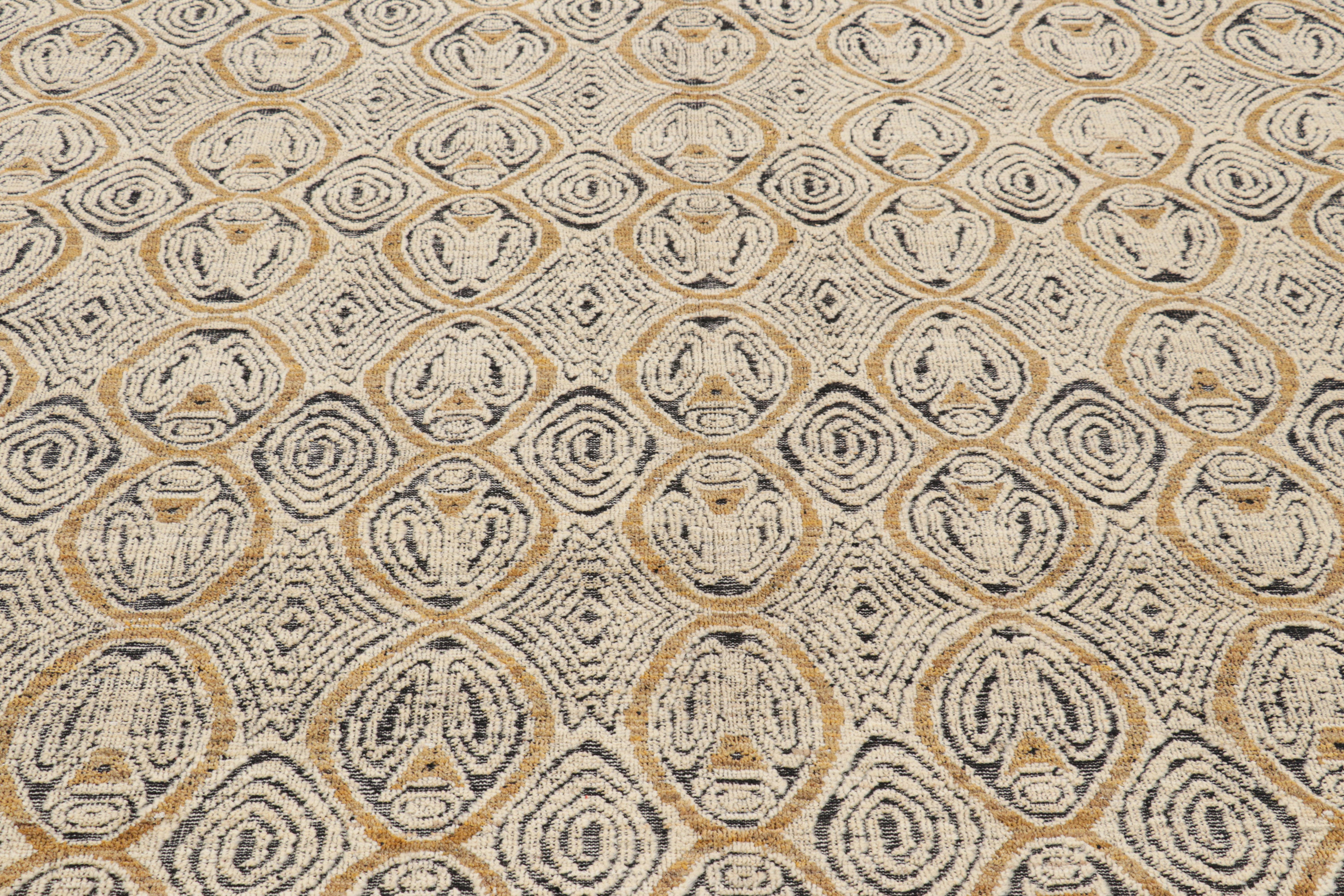 Annodato a mano Rug & Kilim è un tappeto in stile marocchino con motivi geometrici color crema, bianco e oro. in vendita