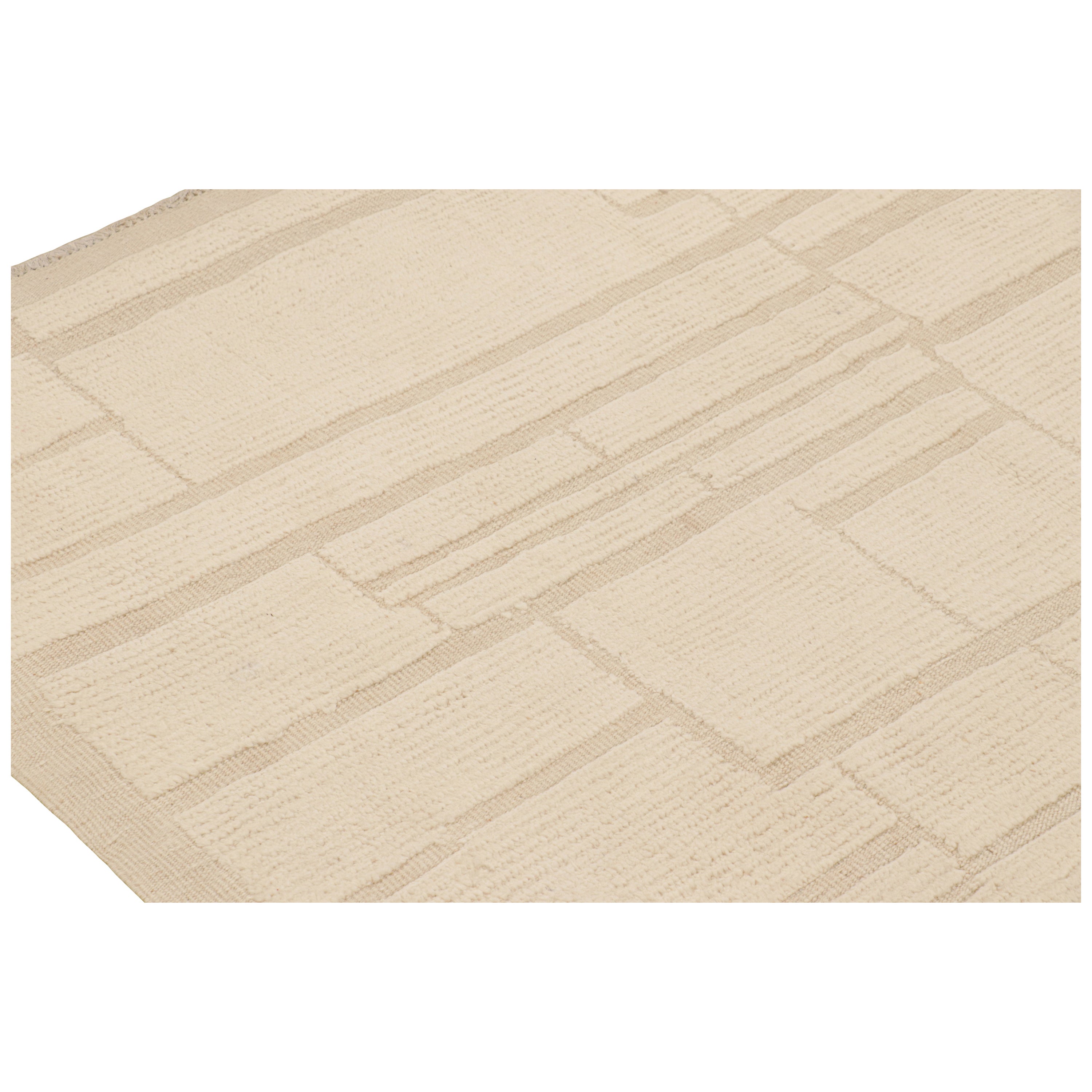 Réalisé en laine nouée à la main, ce tapis marocain 9x12 bleu et marron présente une approche contemporaine des tapis tribaux berbères avec une texture high-low mariée à ses motifs géométriques. 

Sur le Design : 

Les connaisseurs peuvent admirer