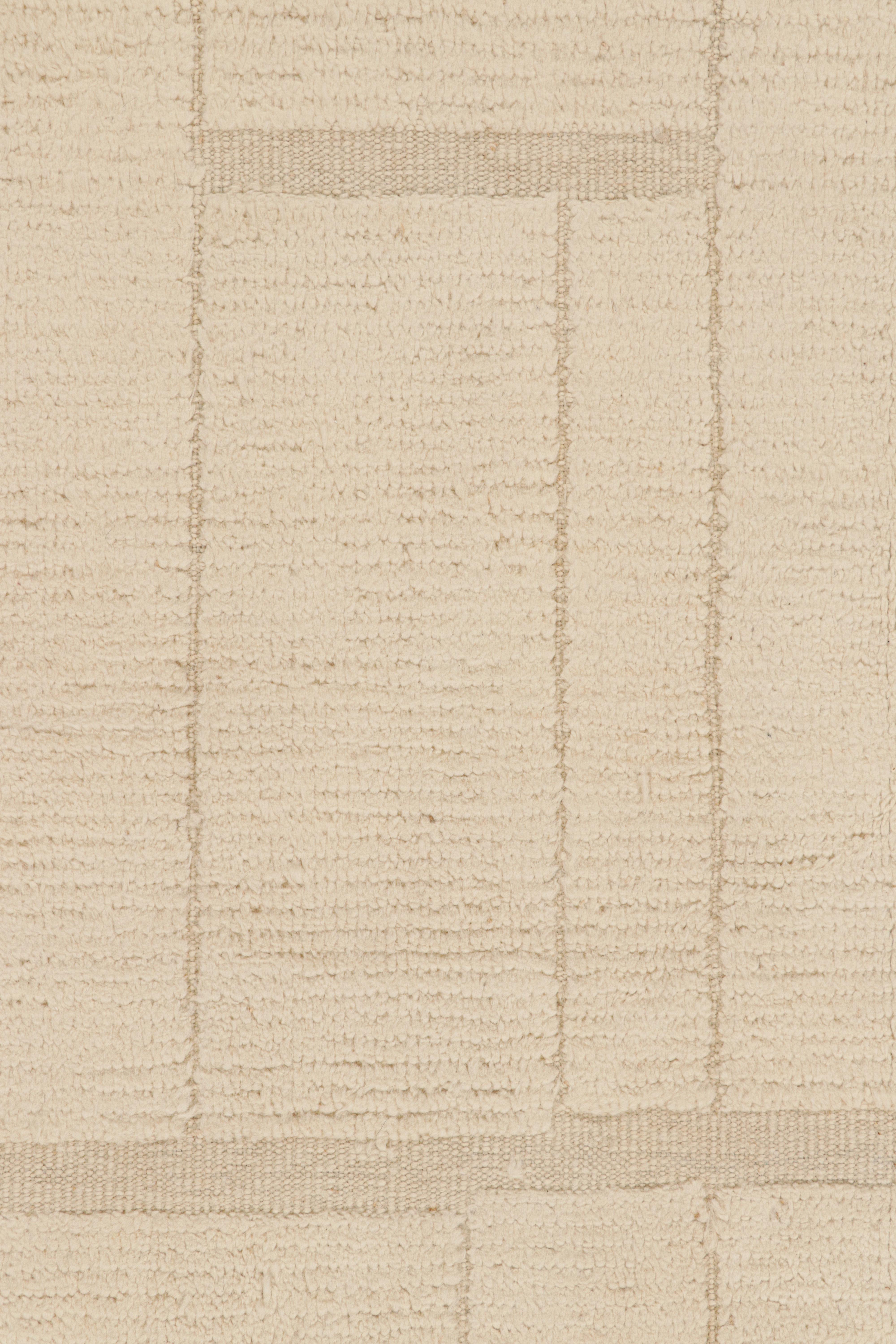 Rug & Kilim's marokkanischer Teppich in cremeweißen Tönen mit geometrischen Mustern (Moderne) im Angebot