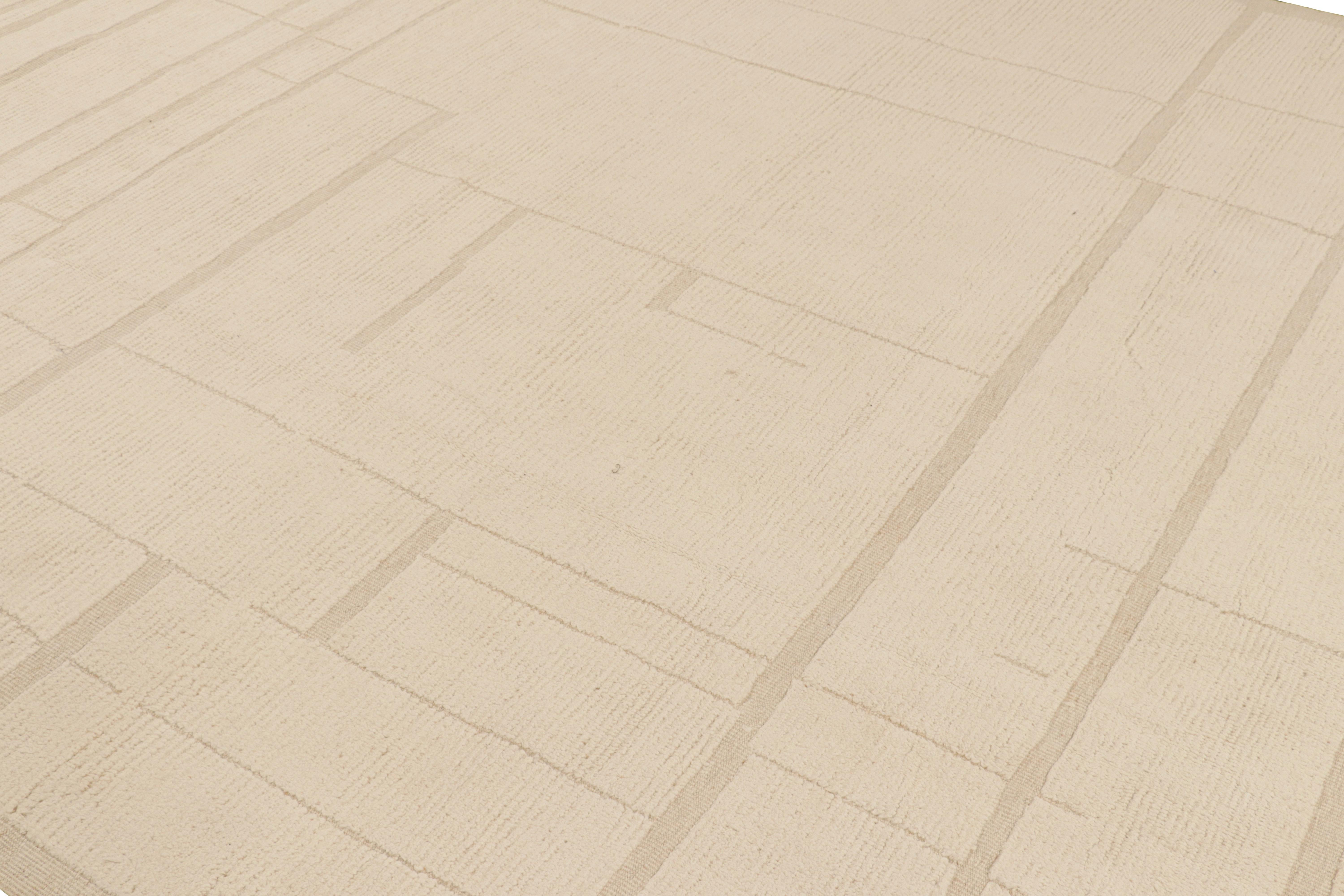 Moderne Tapis de style marocain de Rug & Kilim dans les tons crème et blanc avec des motifs géométriques en vente