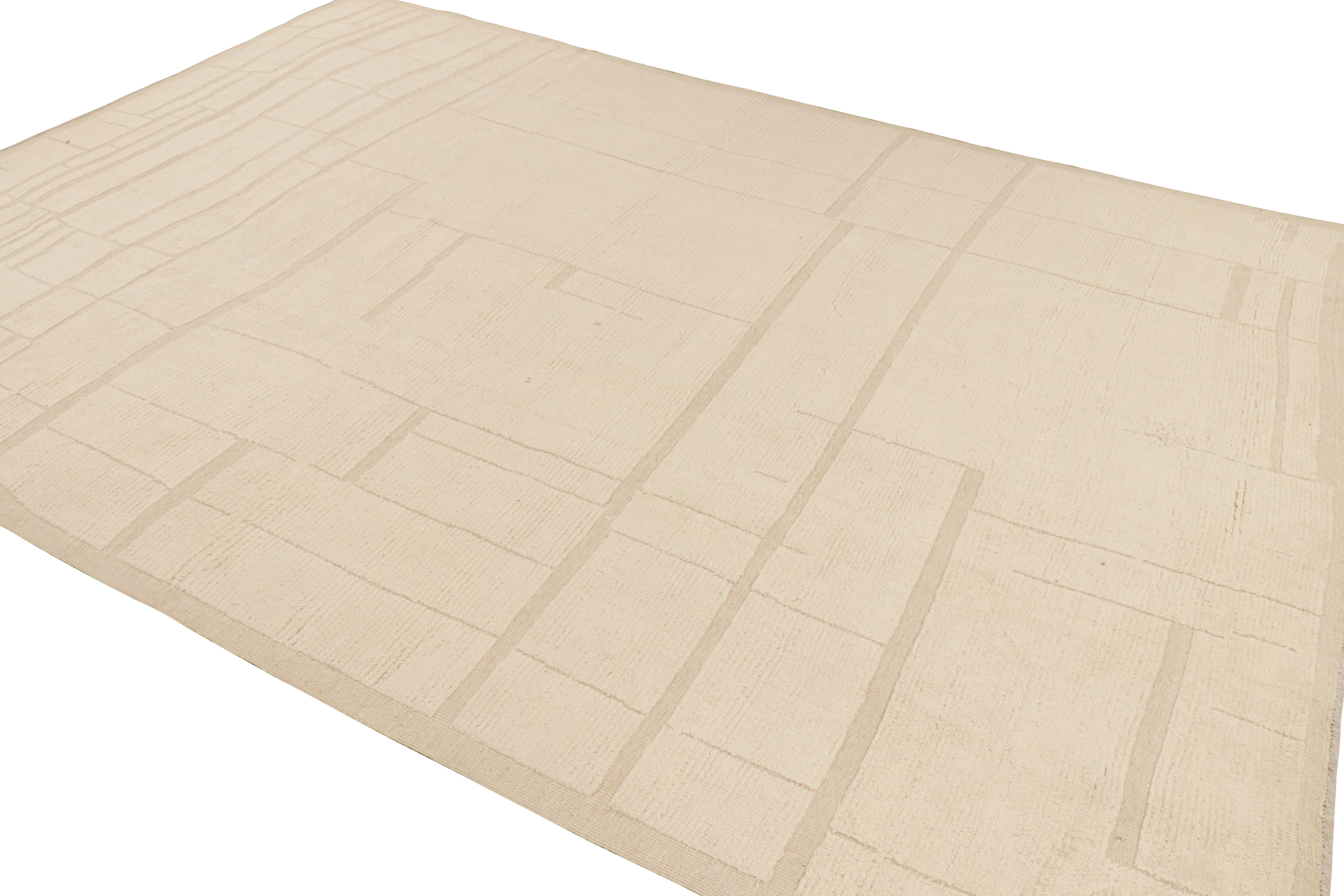 Pakistanais Tapis de style marocain de Rug & Kilim dans les tons crème et blanc avec des motifs géométriques en vente